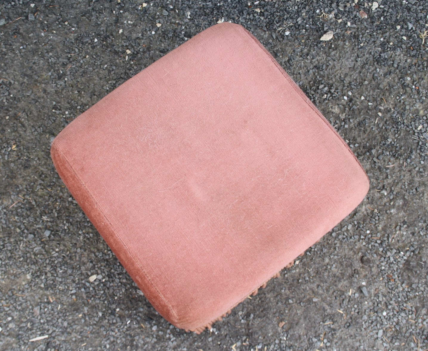 Pink velvet pouf with fringes