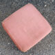 Pouf en velours rose à franges