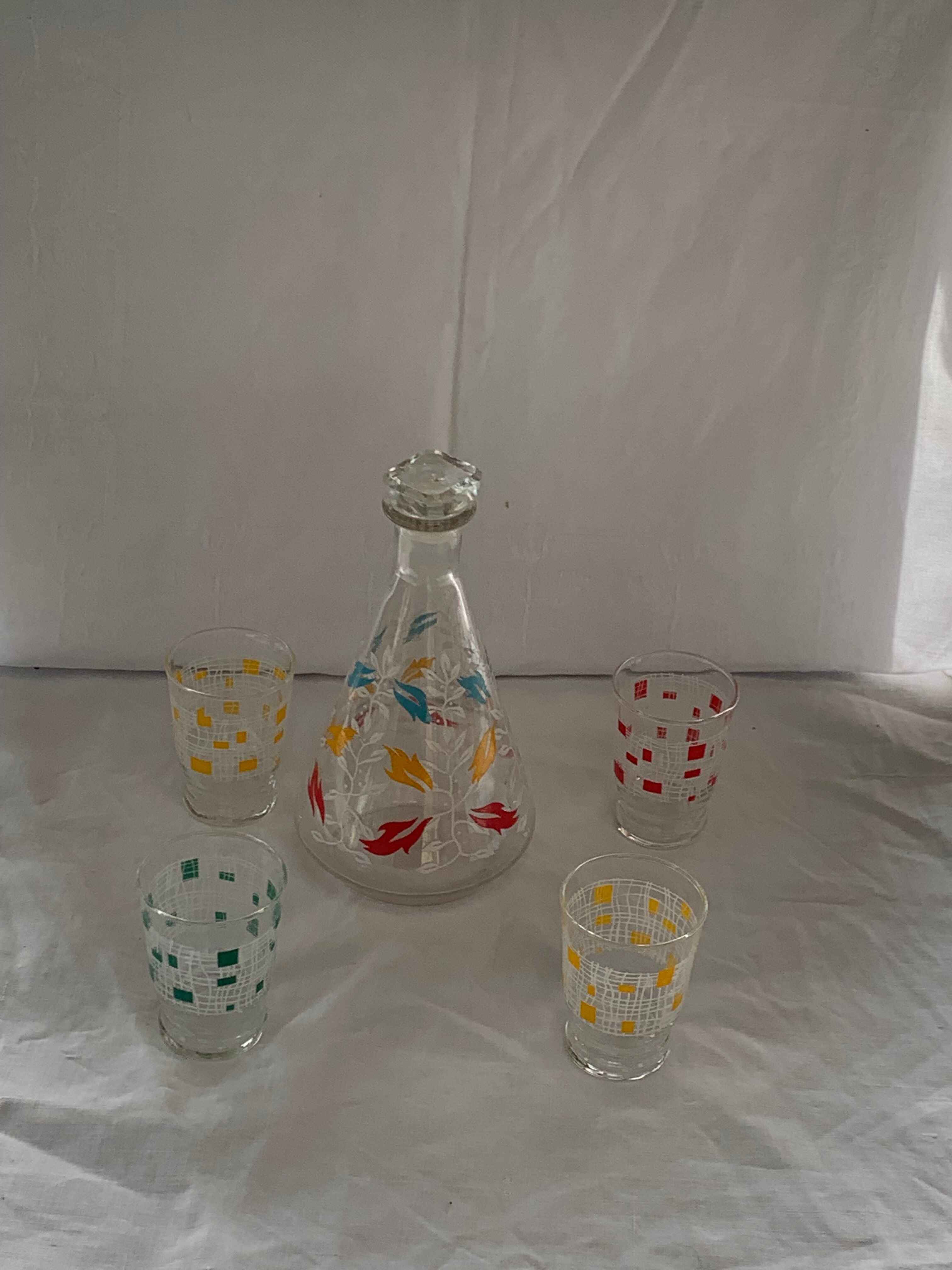 Carafe and 4 glasses with design and vintage patterns 1950/60
