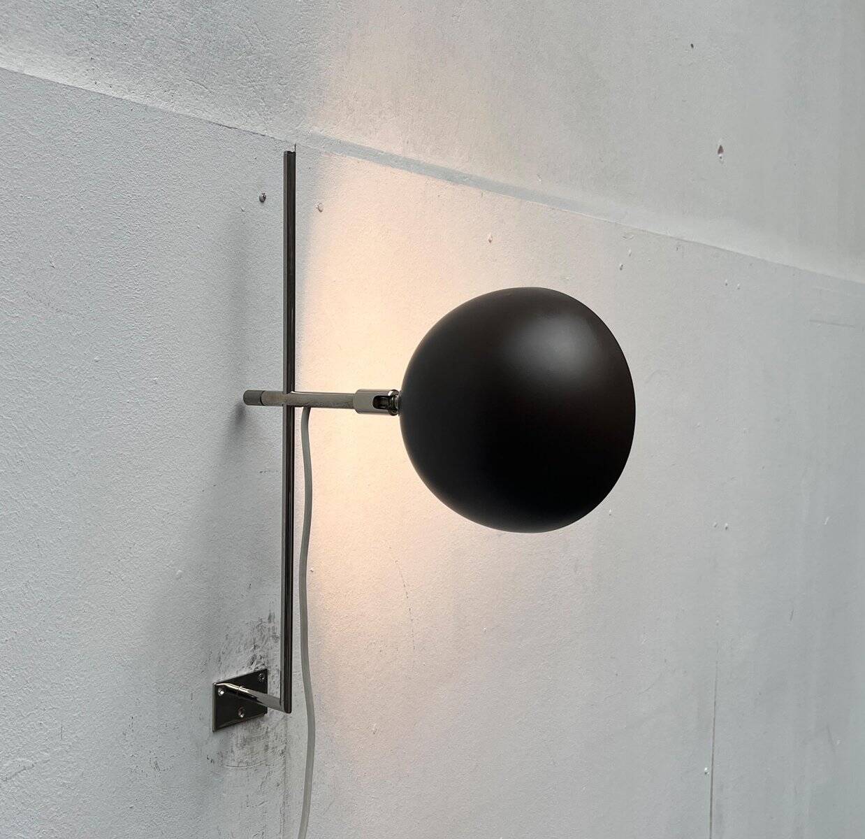 Mid-century modern minimalist German wall lamp by Beisl, 1960s.