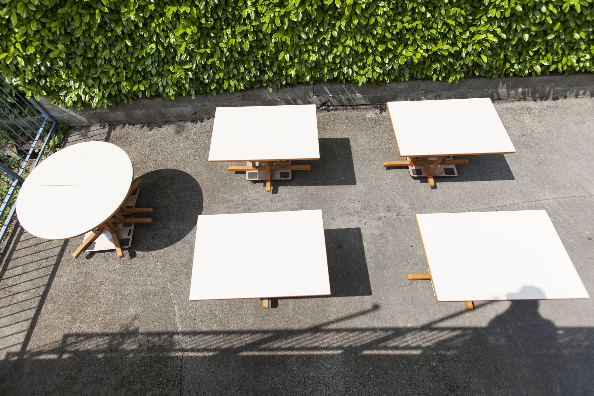 Rare set de 6 tables Baumann 1990, 80x120 et demi lune 120cm