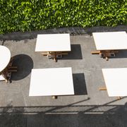 Rare set de 6 tables Baumann 1990, 80x120 et demi lune 120cm