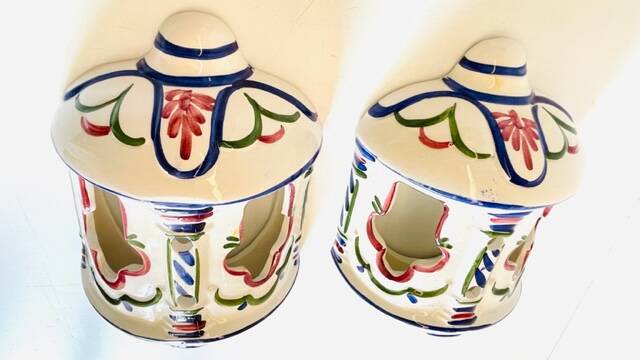 2 Vintage ceramic wall lights