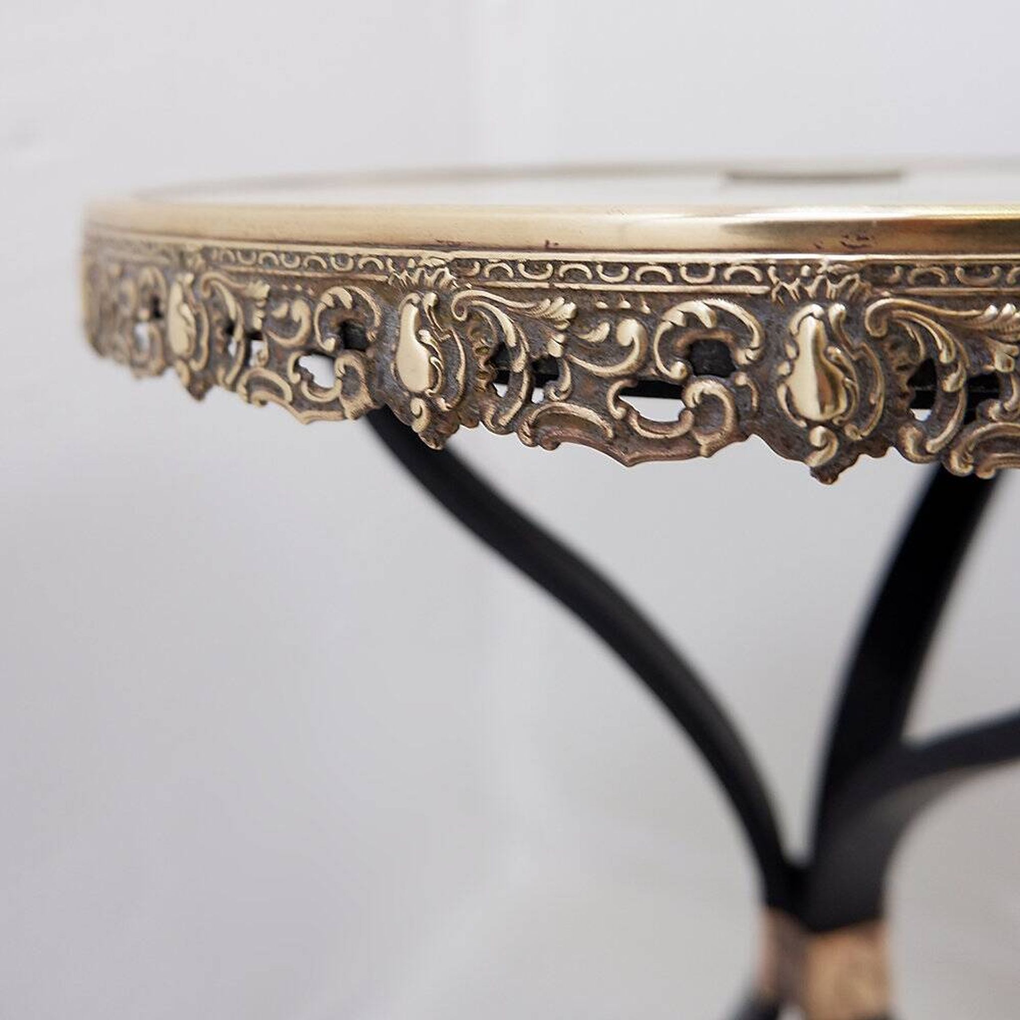 Tripod gueridon in wrought iron with brass decorations and alabaster top - 1950s