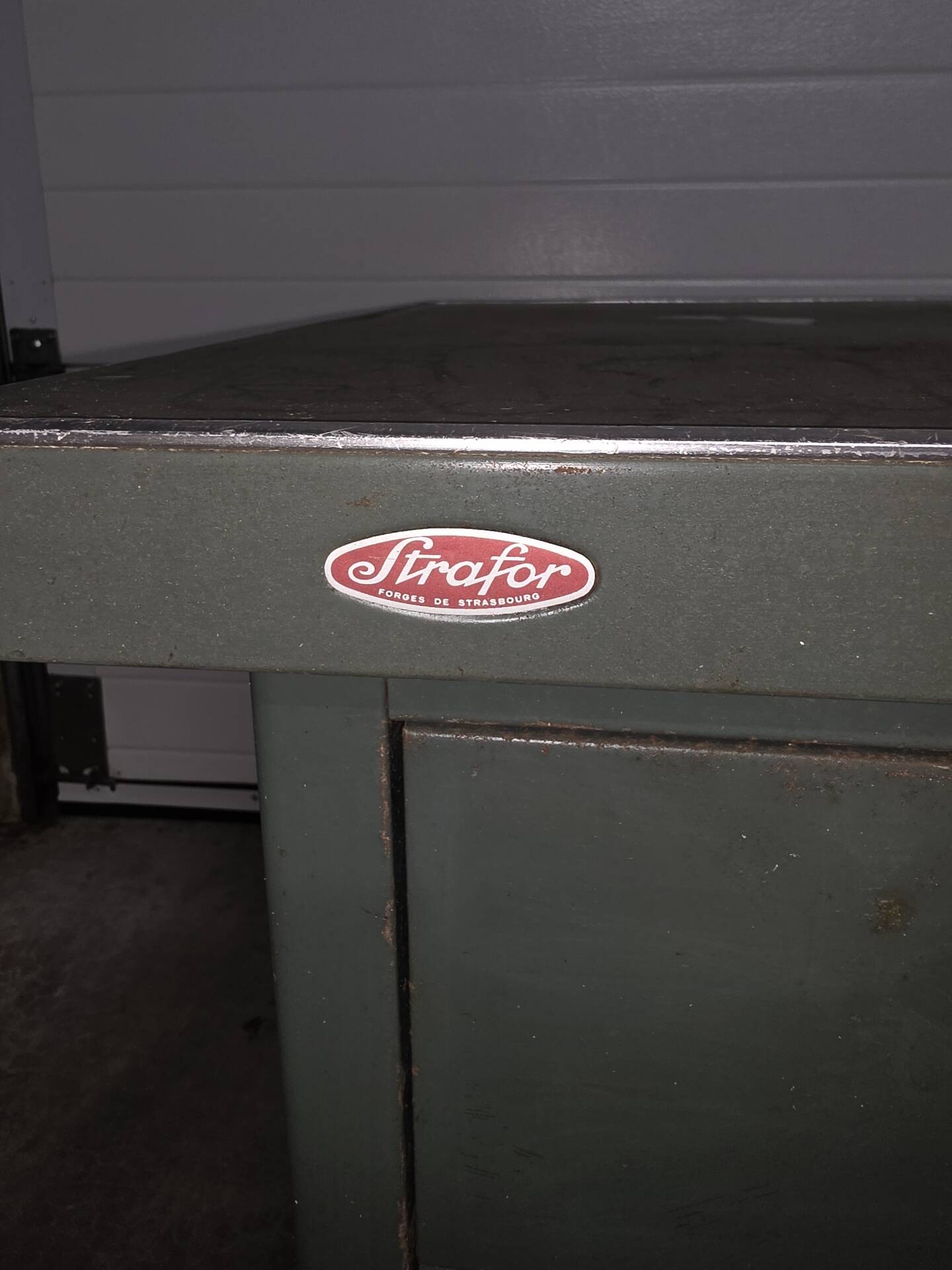 Strafor industrial desk
