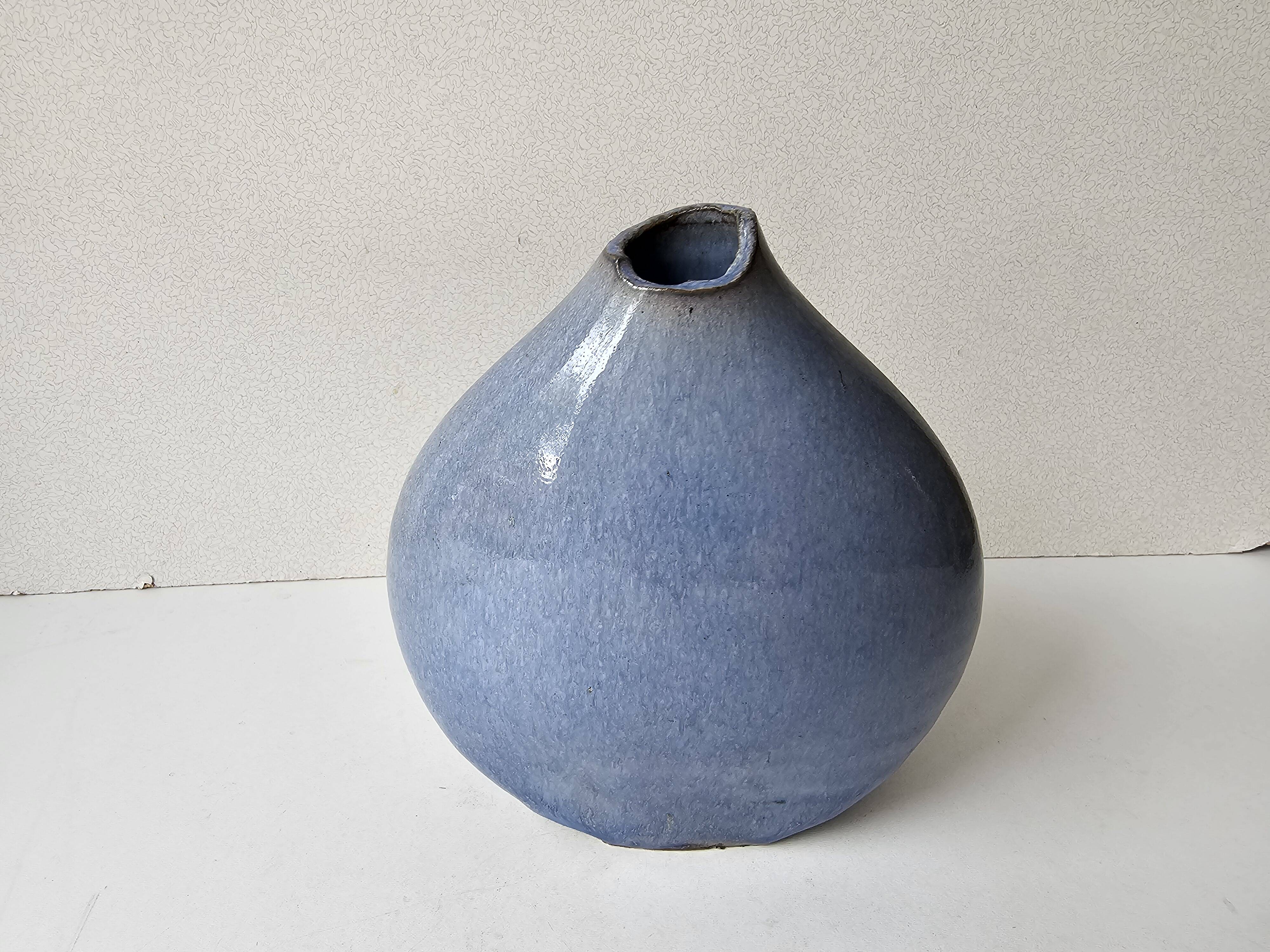 Free-form blue glazed ceramic vase - Height 17cm