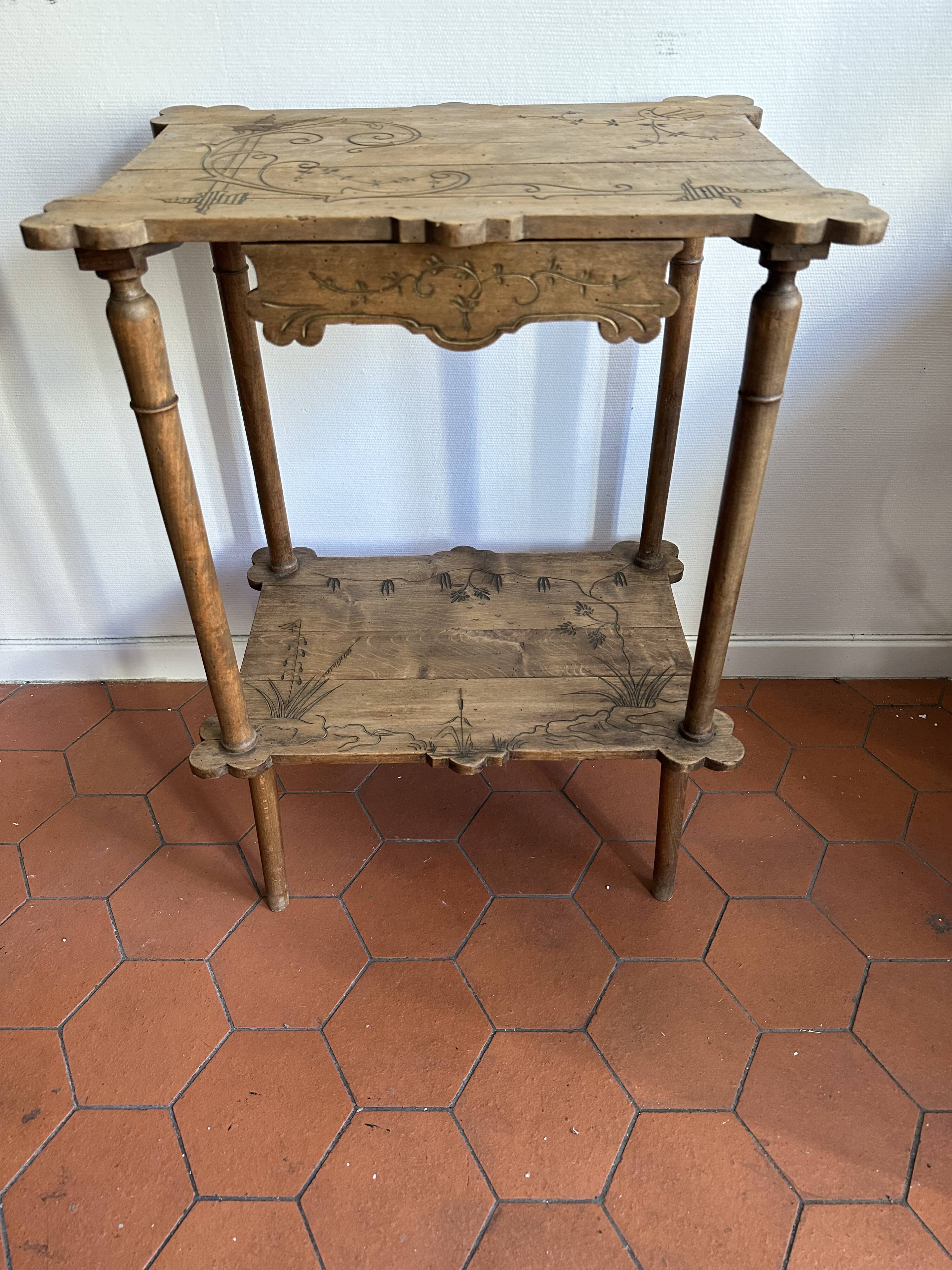 Table d’appoint Art nouveau en bois gravé avec tiroir, vers 1900