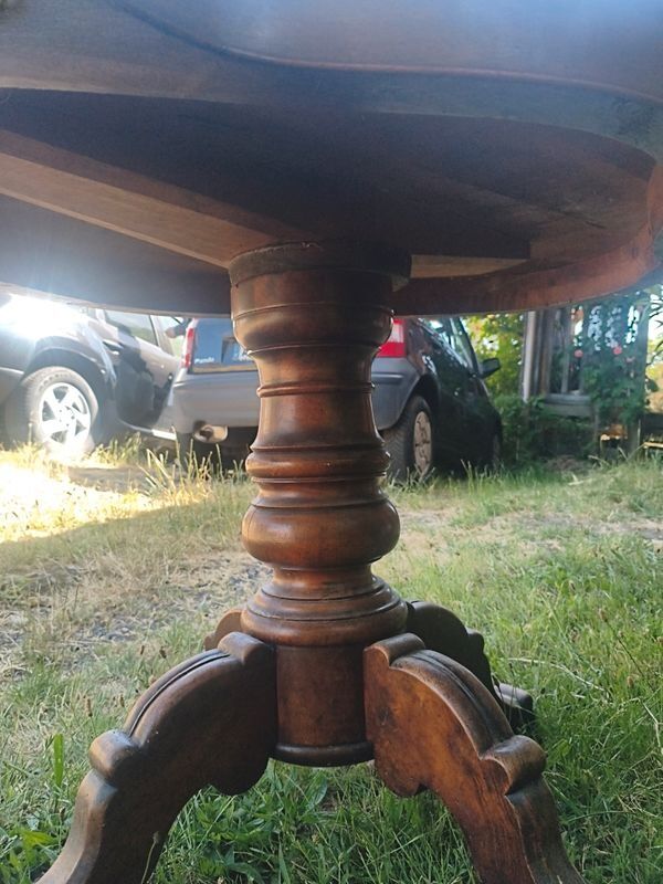 Antique guéridon in Napoléon III style – Solid walnut – Scalloped top