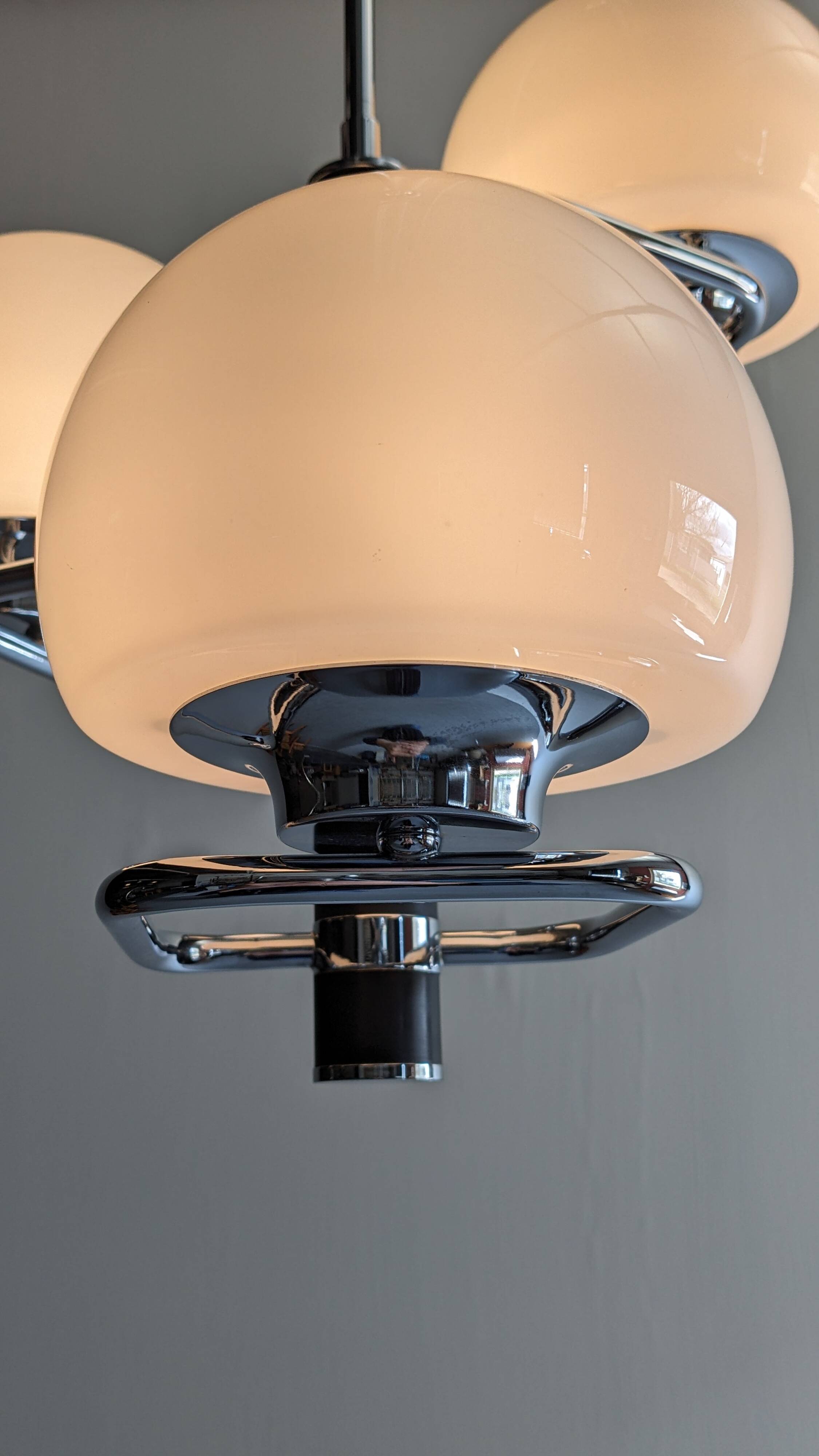 Lustre Space age with 3 lights in white opaline, Italy circa 1970.