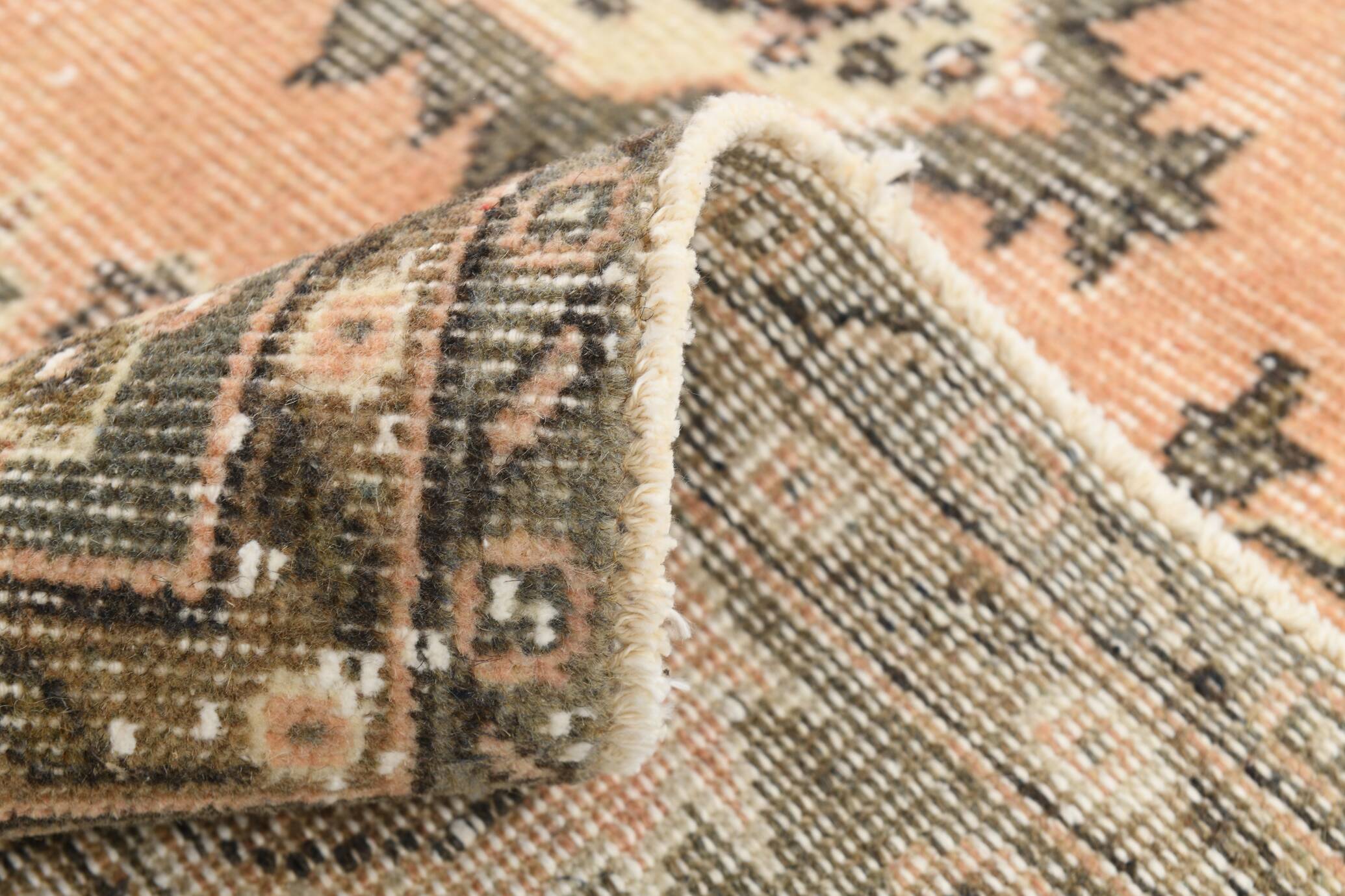 Tapis persan vintage saumon et ivoire, médaillon floral noué main,182x284Cm