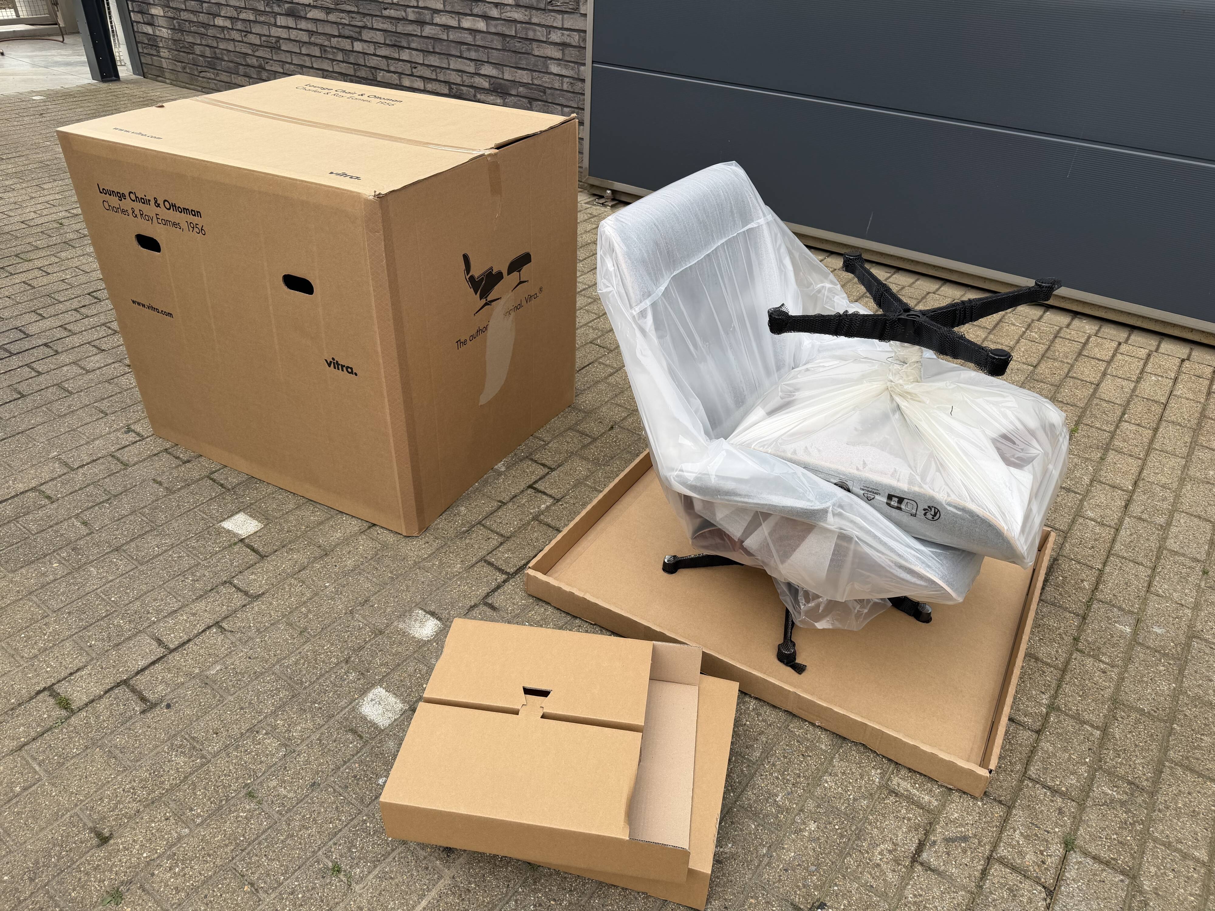 Vitra Eames Lounge Chair XL + Ottoman, Black leather & Santos Rosewood