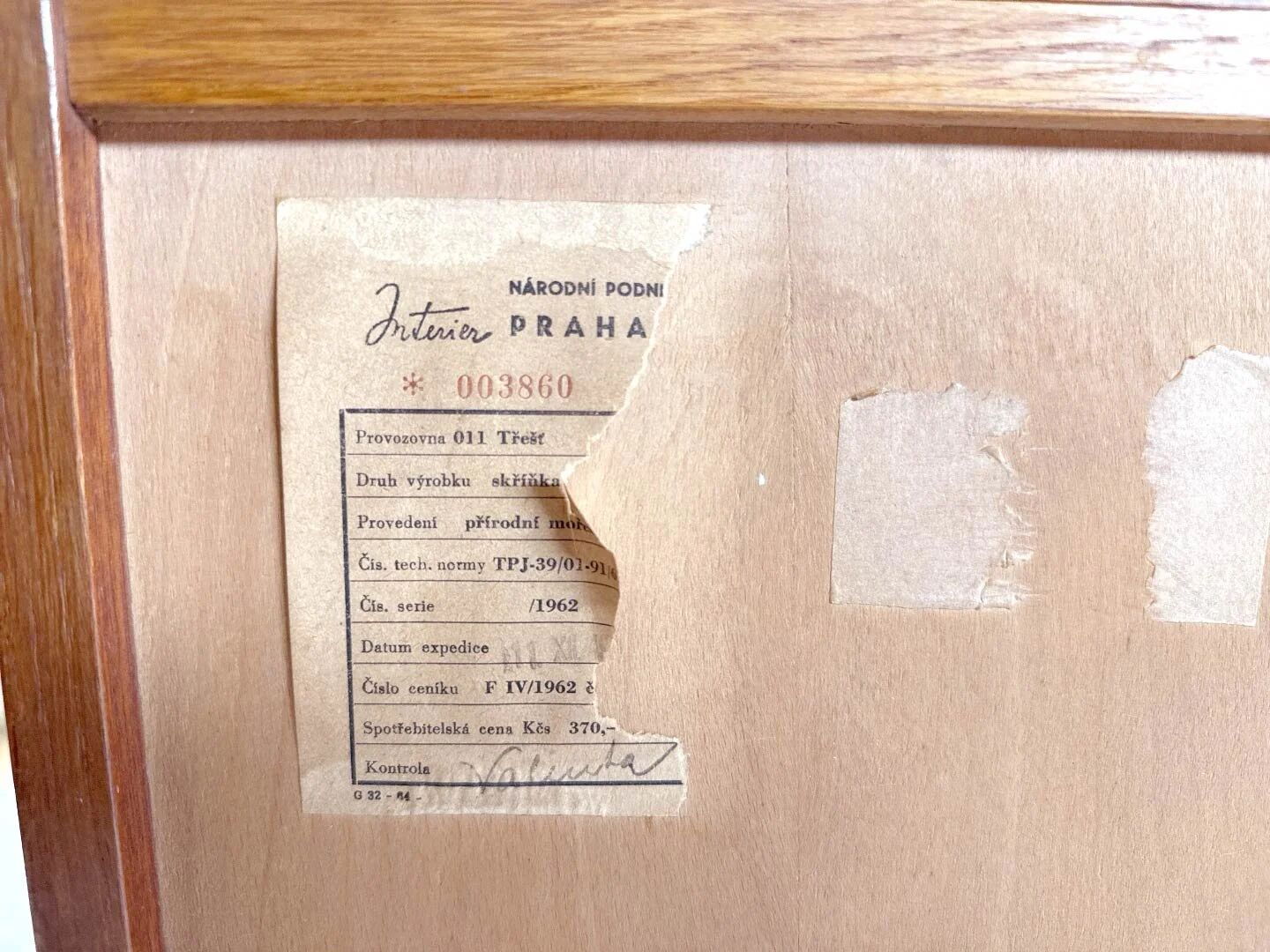 Vintage U-450 display cabinet – Jiroutek for Interier Praha