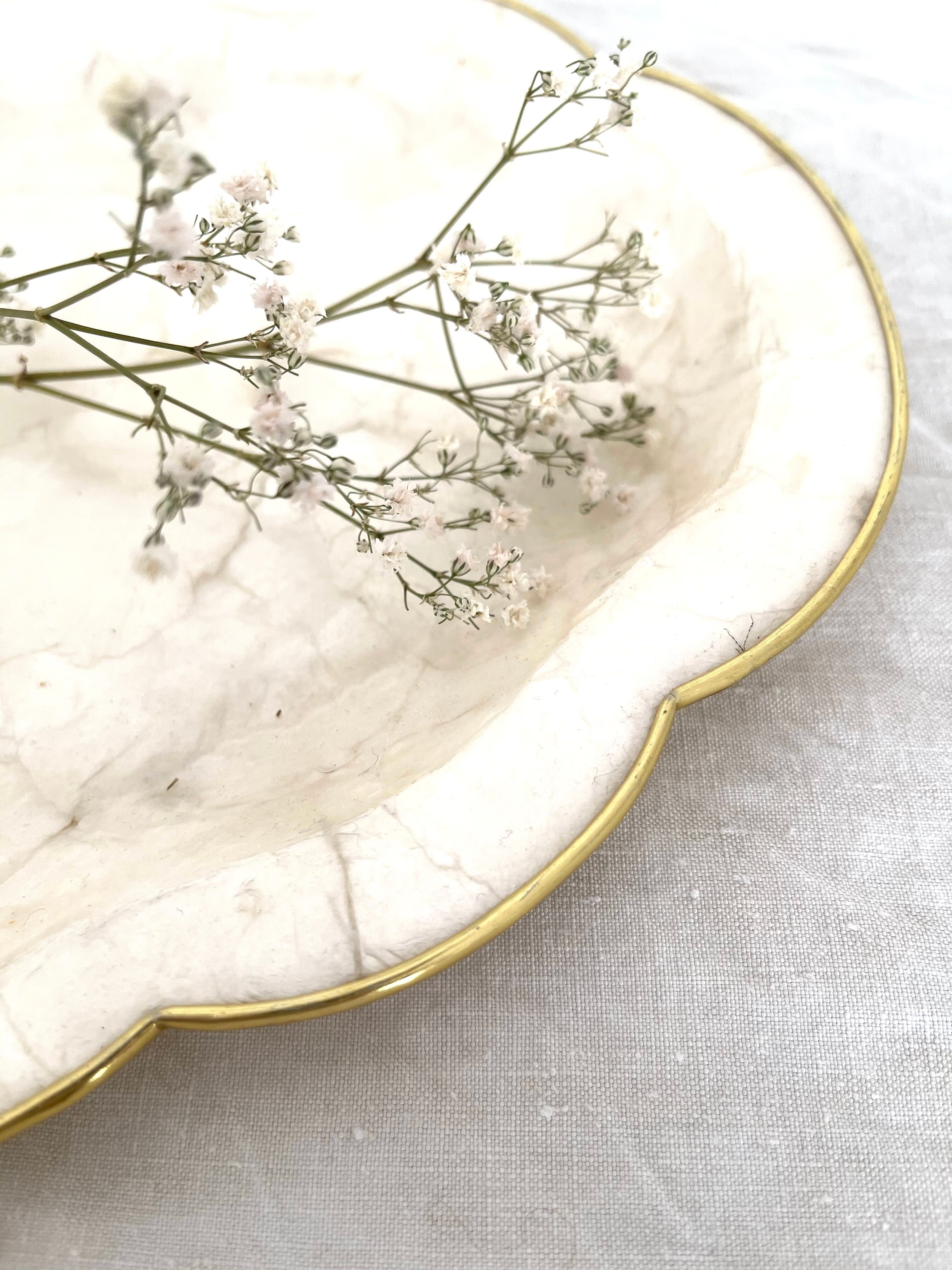 Dish in mother-of-pearl and brass