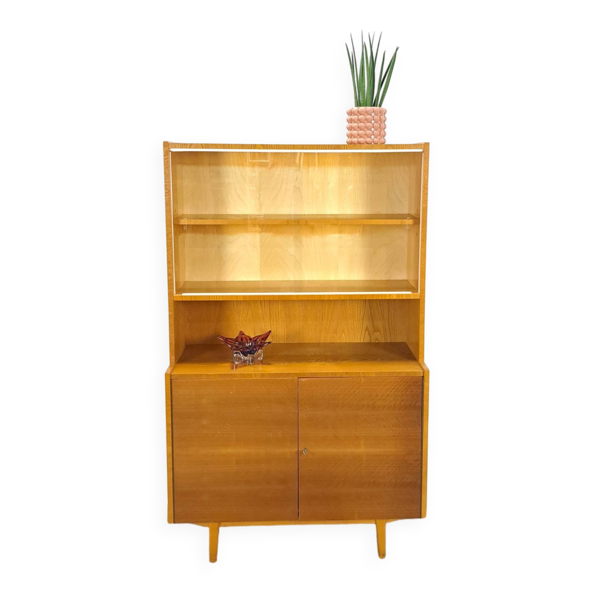 Vitrine en placage avec étagères