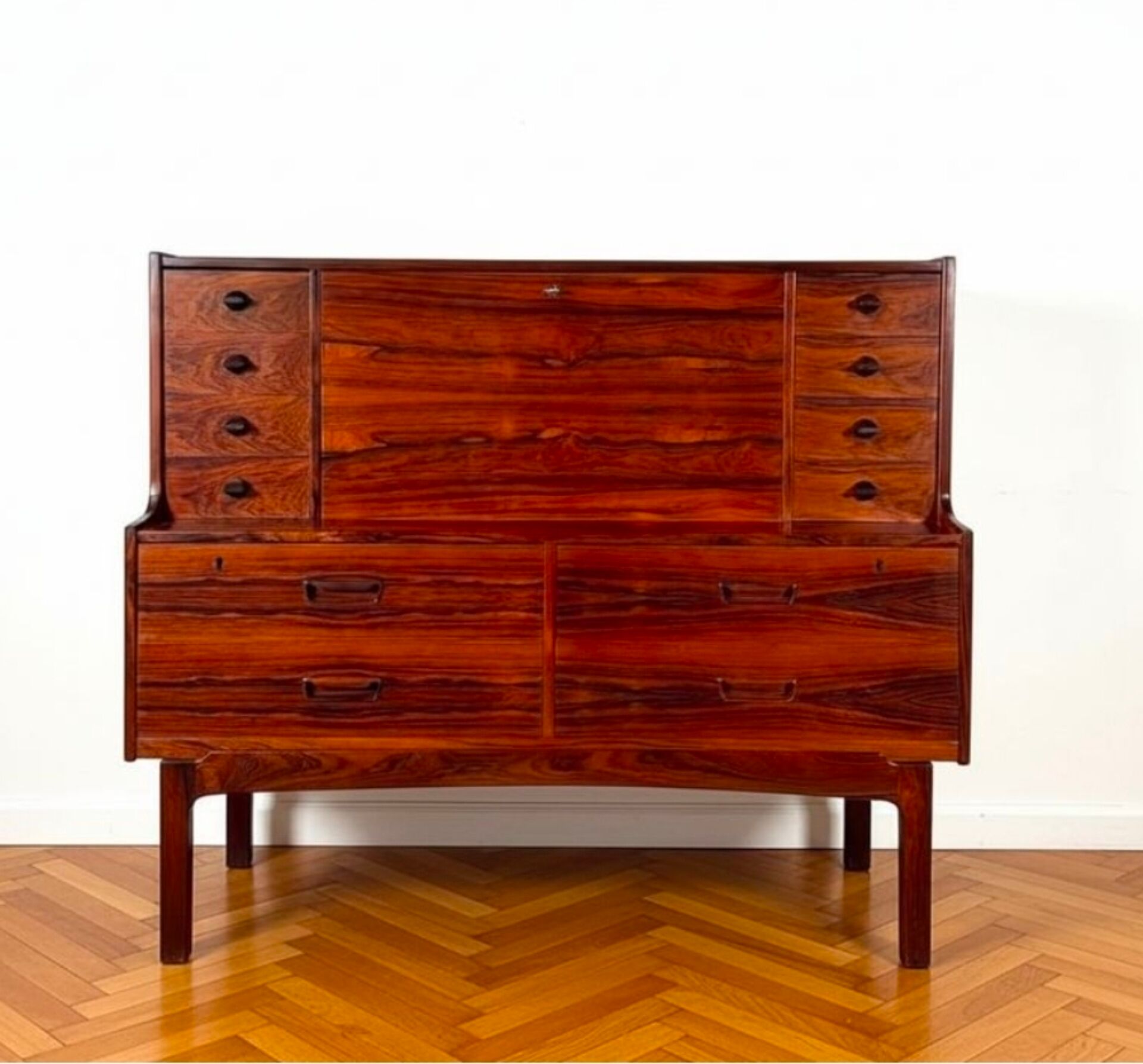 Very rare – Model No. 69 secretary in Rio rosewood – Arne Wahl I