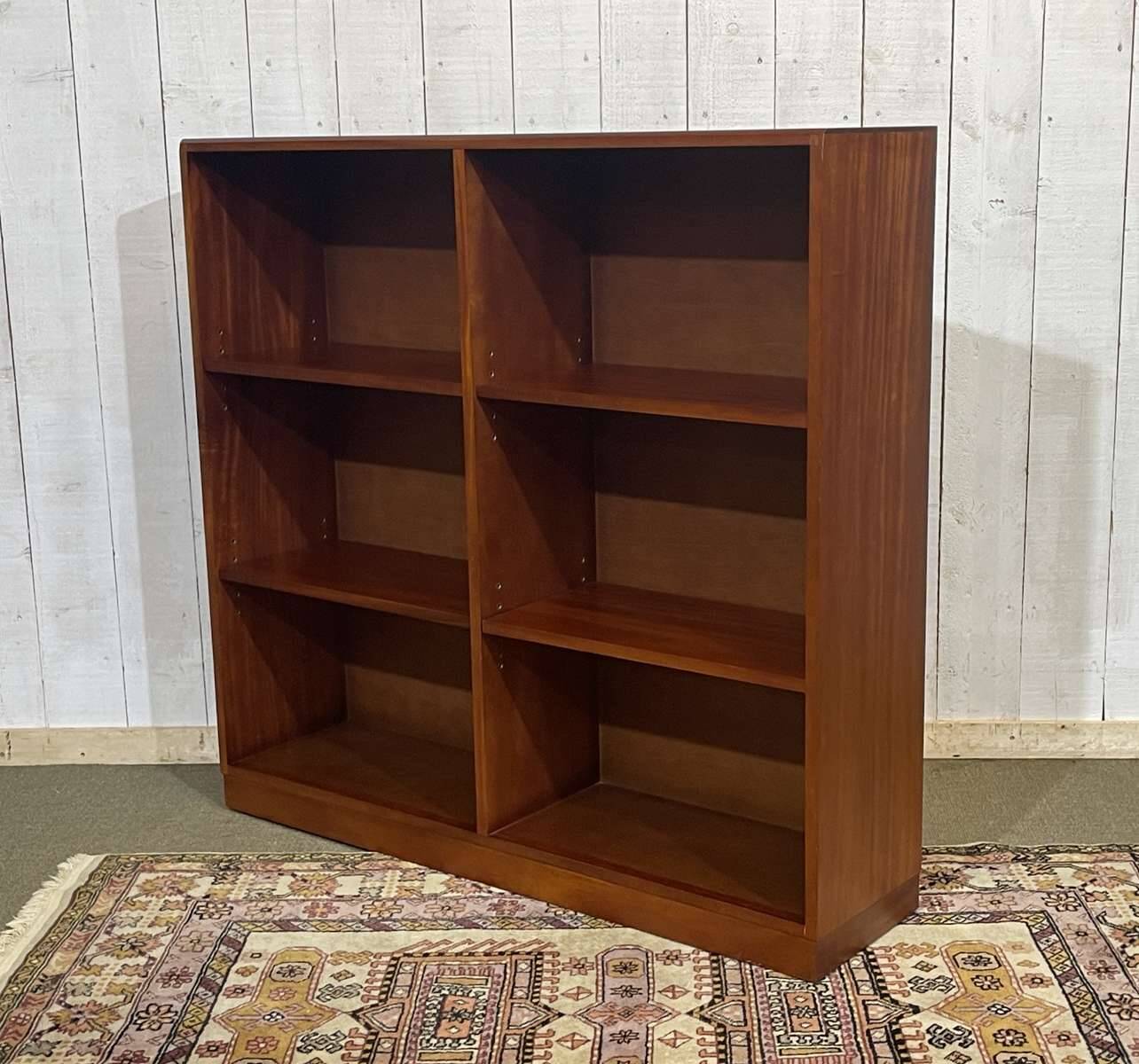 Etagère anglaise en acajou, fabrication moderne des années 1990