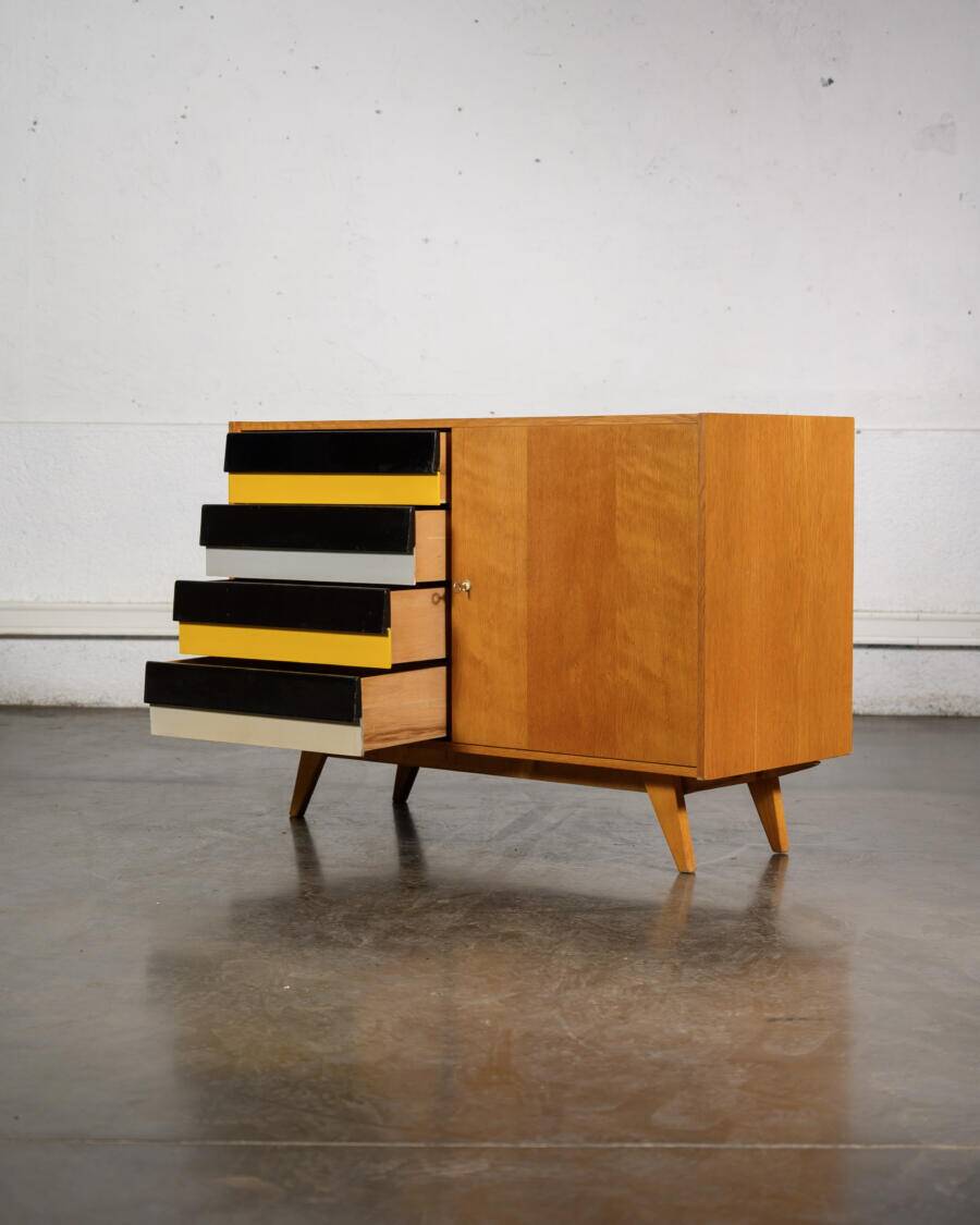 Buffet Jiri Jiroutek tiroirs jaunes