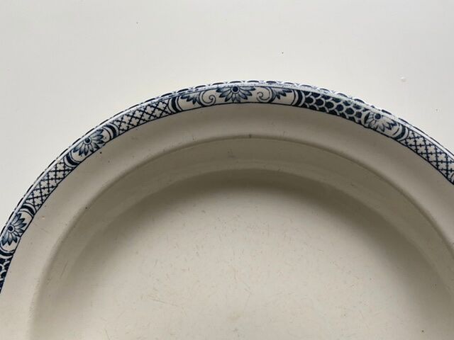 Round serving dish