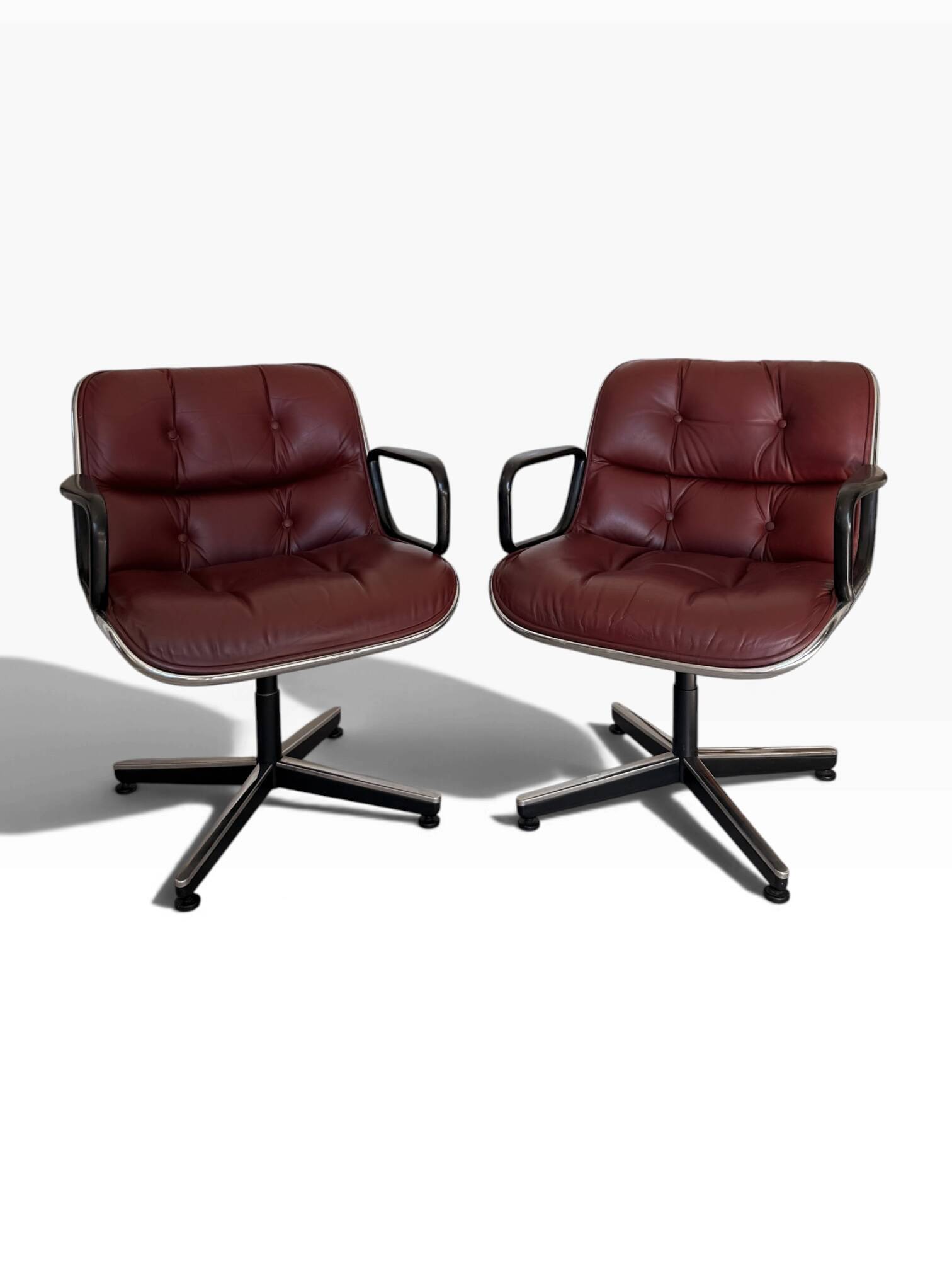 Charles Pollock paire de fauteuils Executive Knoll cuir bordeaux 1970