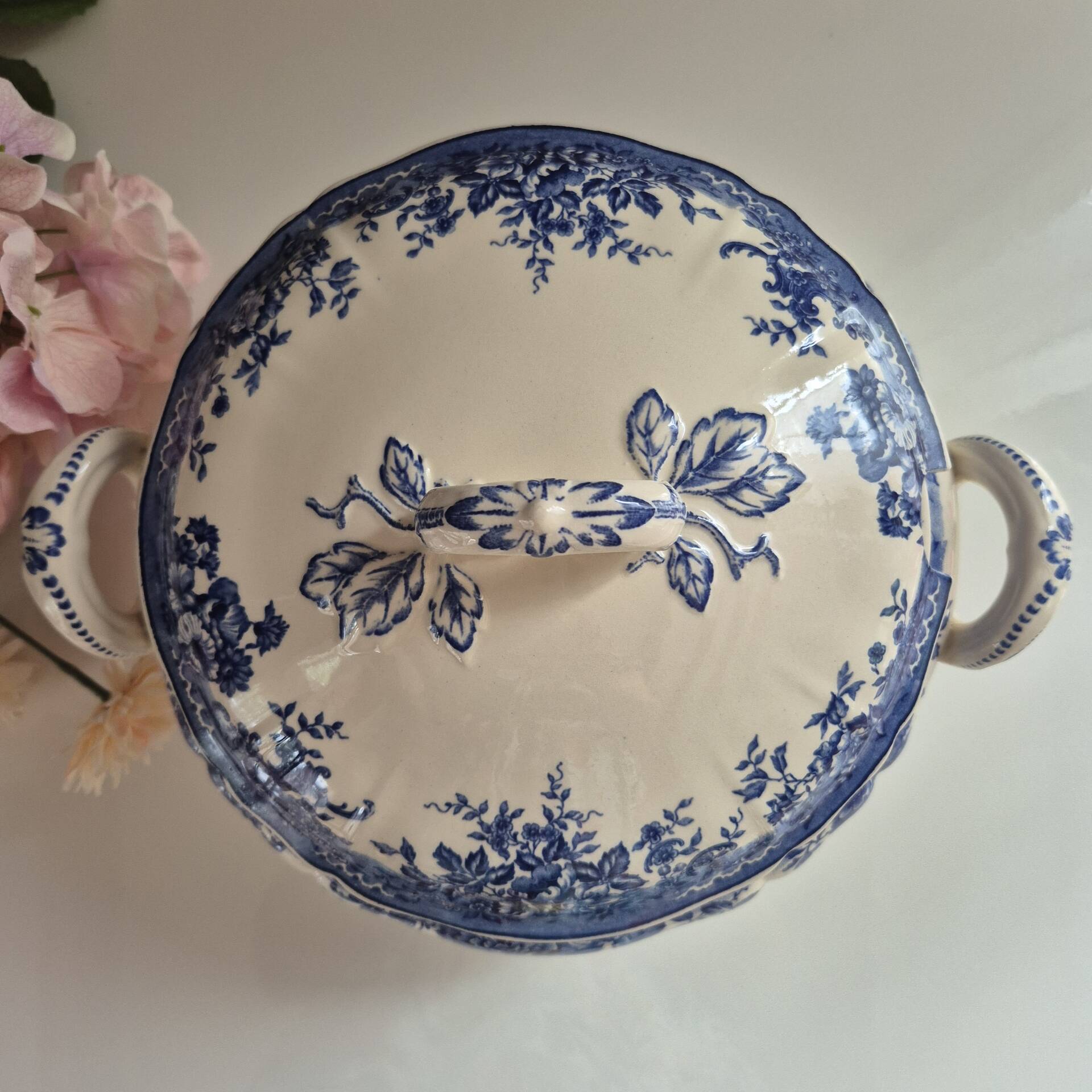 Villeroy and Boch soup tureen model Fides