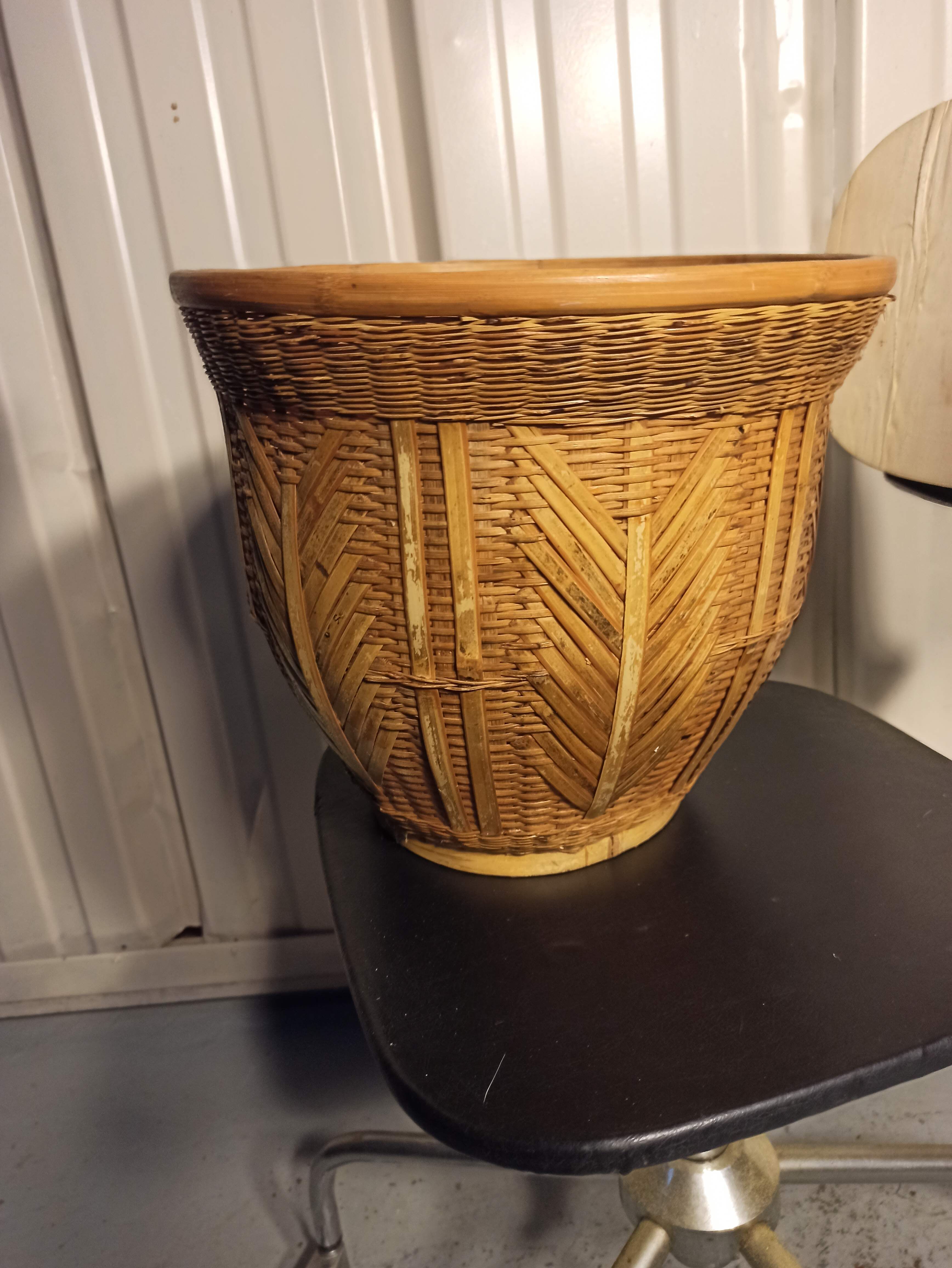 Wicker basket year 80 pot cache