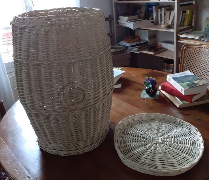 Pan with wicker lid painted white