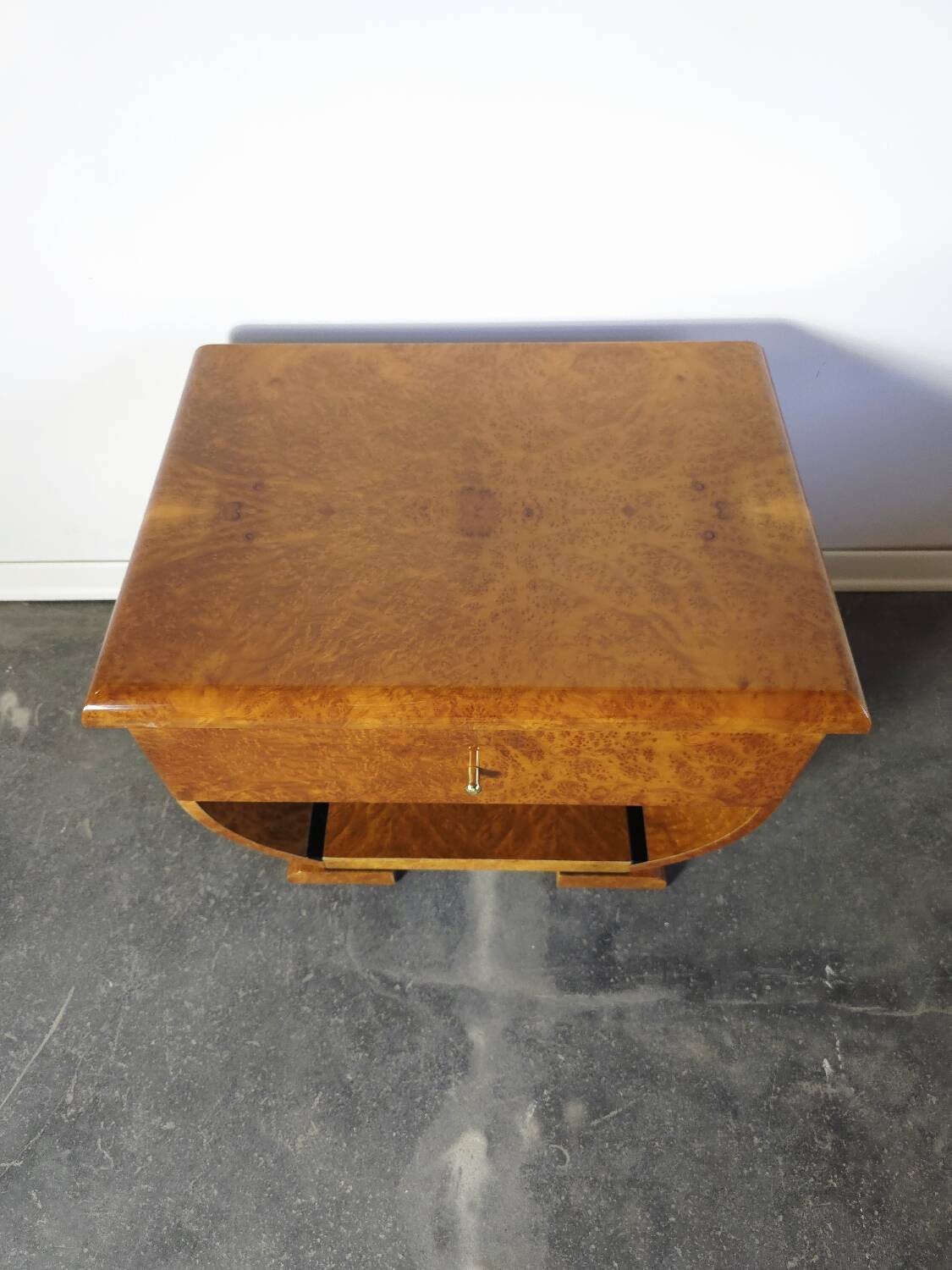 Paire de tables de chevet Art déco en ronce de noyer et laiton