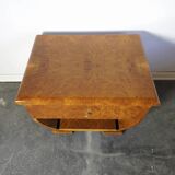 Paire de tables de chevet Art déco en ronce de noyer et laiton