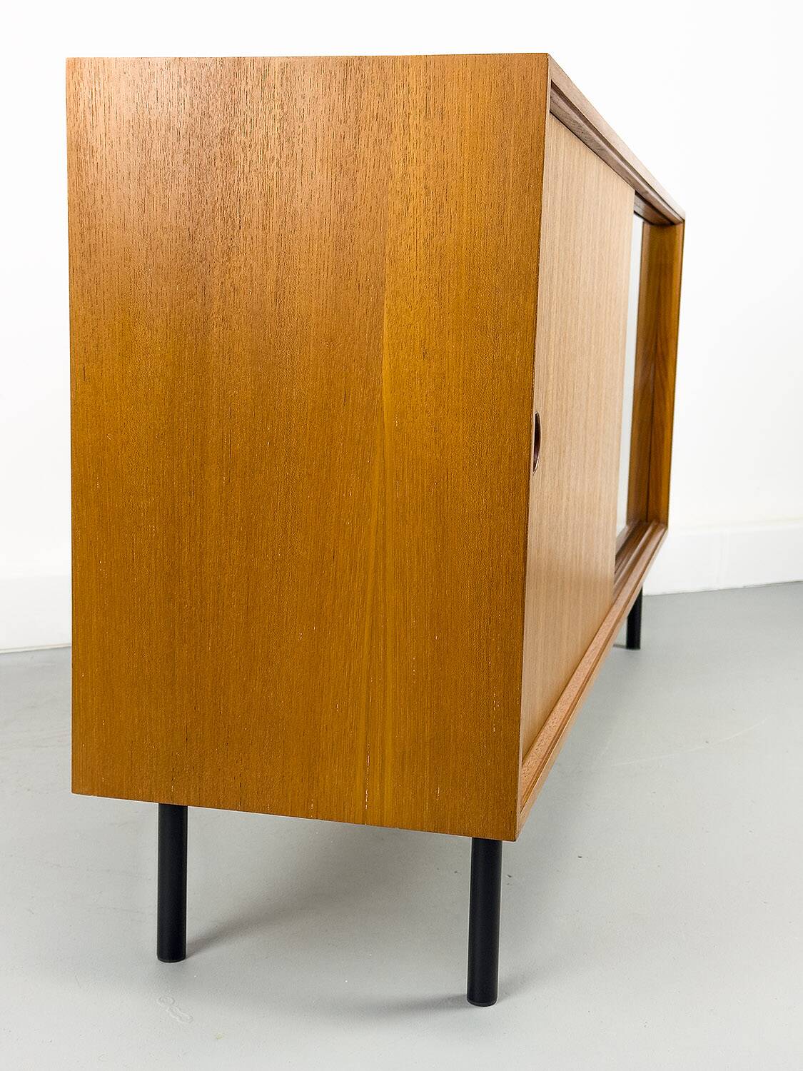 Buffet vintage en teck avec portes coulissantes, 1971