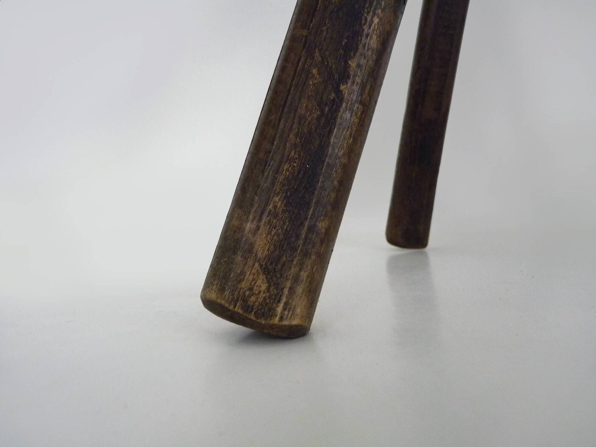 Brutalist tripod chair in raw wood. Solid wood chair. 1960s.