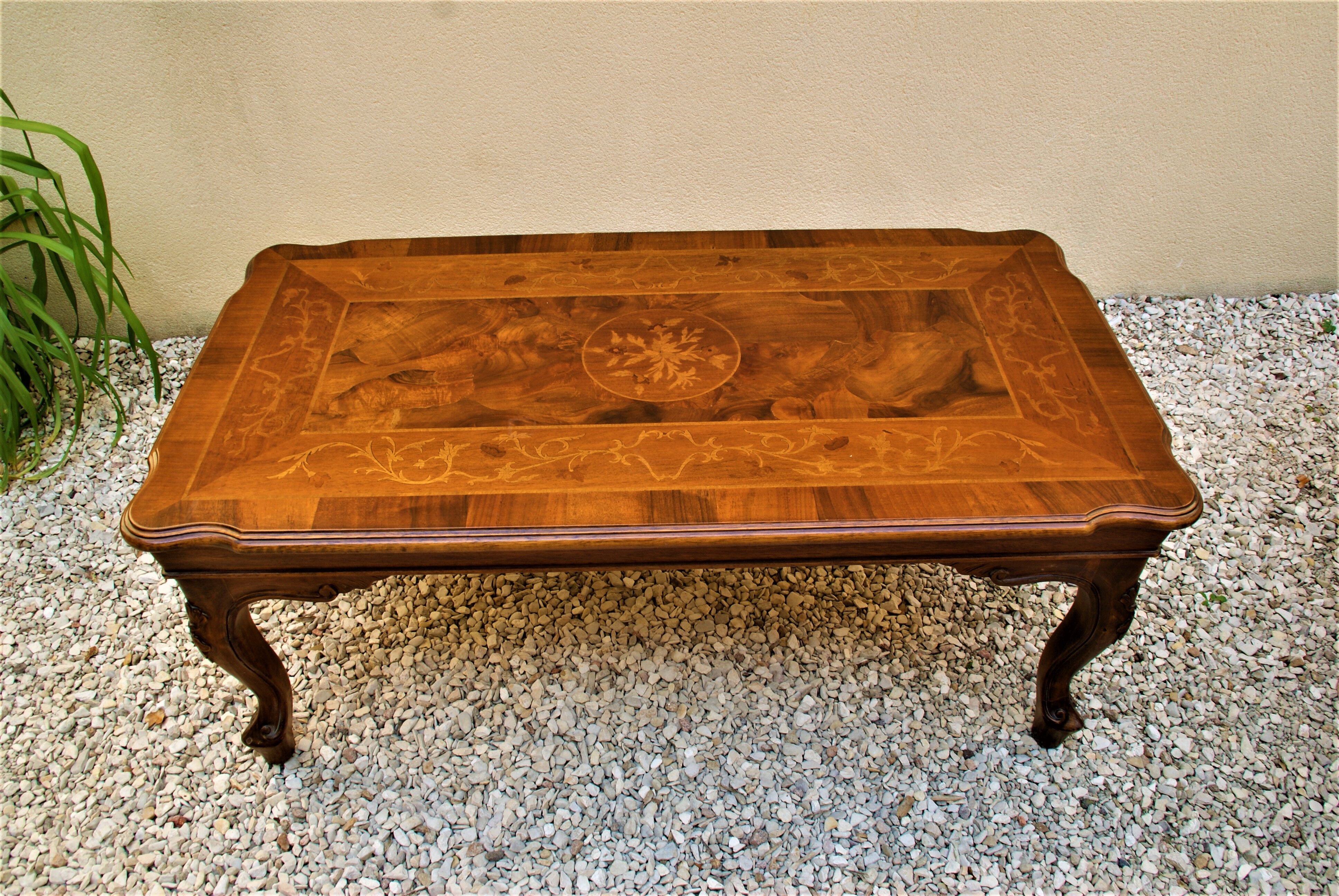 Italian wooden coffee table with marquetry inlaid top