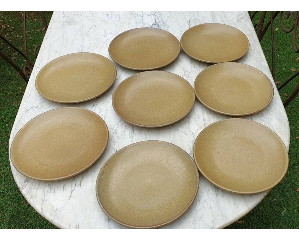 8 assiettes en grès