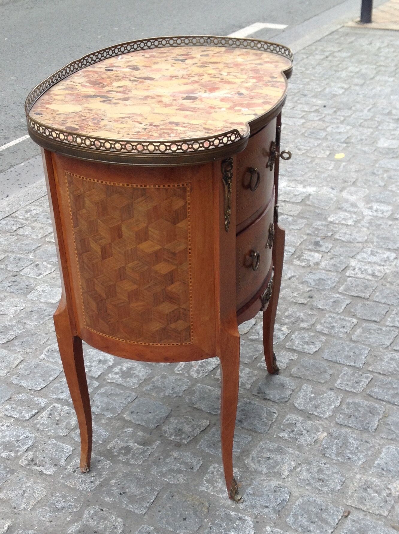 Commode rognon en marqueterie