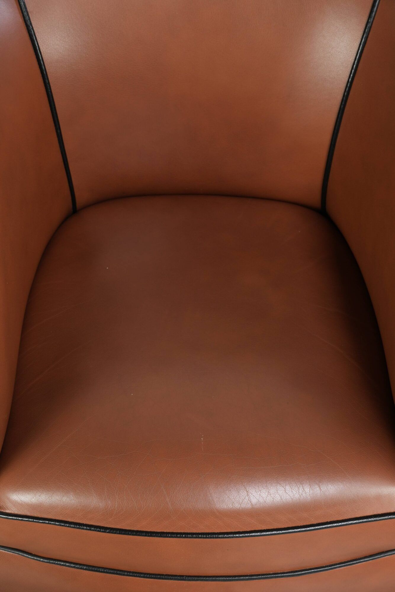 English cowhide club armchair with a luxurious finish and a good appearance