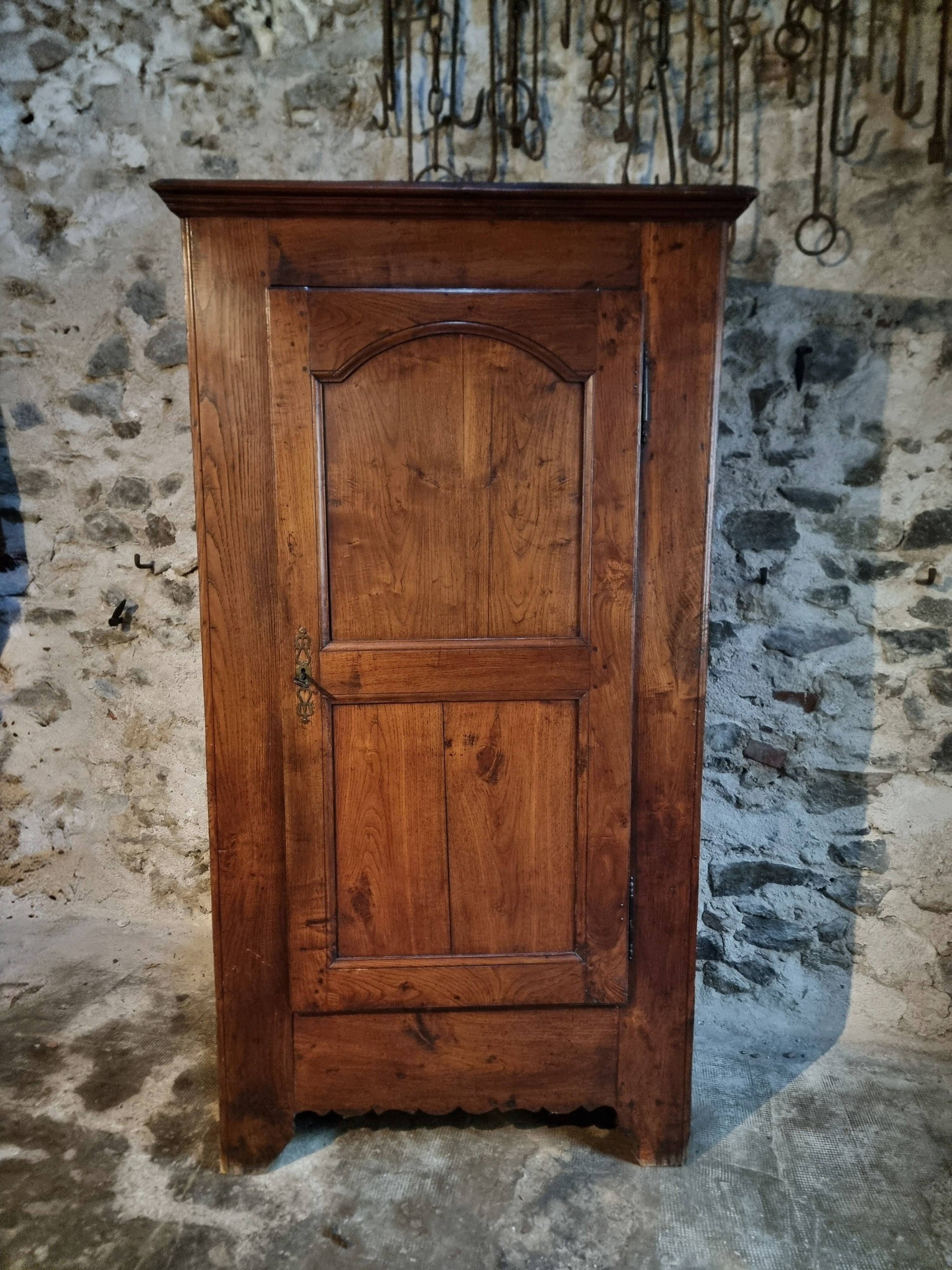 Armoire ancienne – bonnetière française du XVIIIe siècle en châtaignier avec serrure et clé d'origine