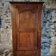 Armoire ancienne – bonnetière française du XVIIIe siècle en châtaignier avec serrure et clé d'origine