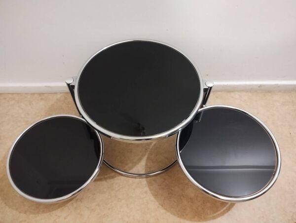 Table basse en métal chromé et verre fumé