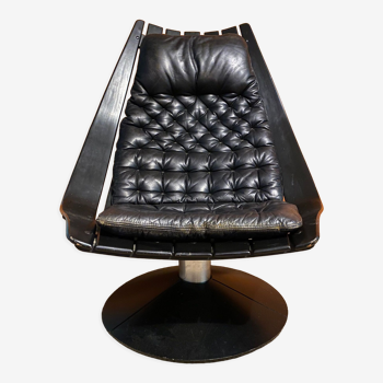 Hans Brattrud lounge chair in thermoformed black wood and leather seat. Swedish work of