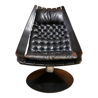 Hans Brattrud lounge chair in thermoformed black wood and leather seat. Swedish work of