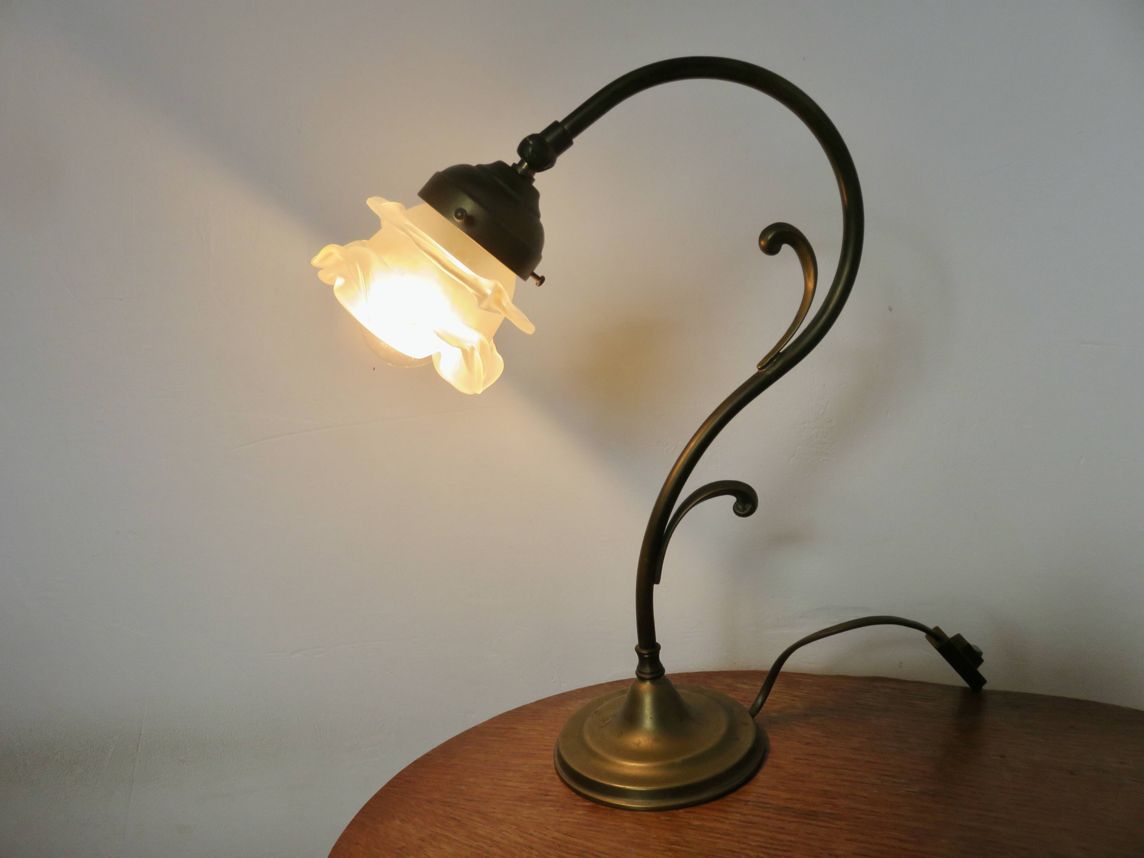 Art Nouveau lamp in brass and frosted glass
