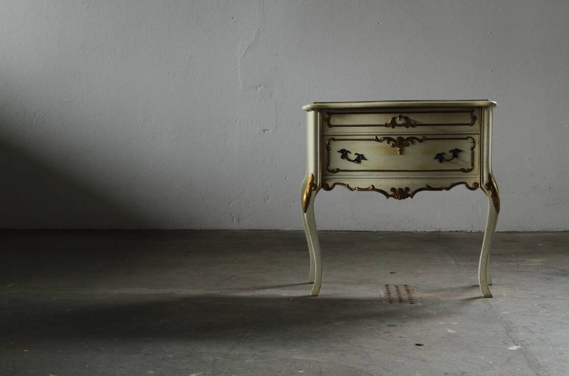 Vintage pair of 20th century Venetian Baroque style nightstands in painted wood