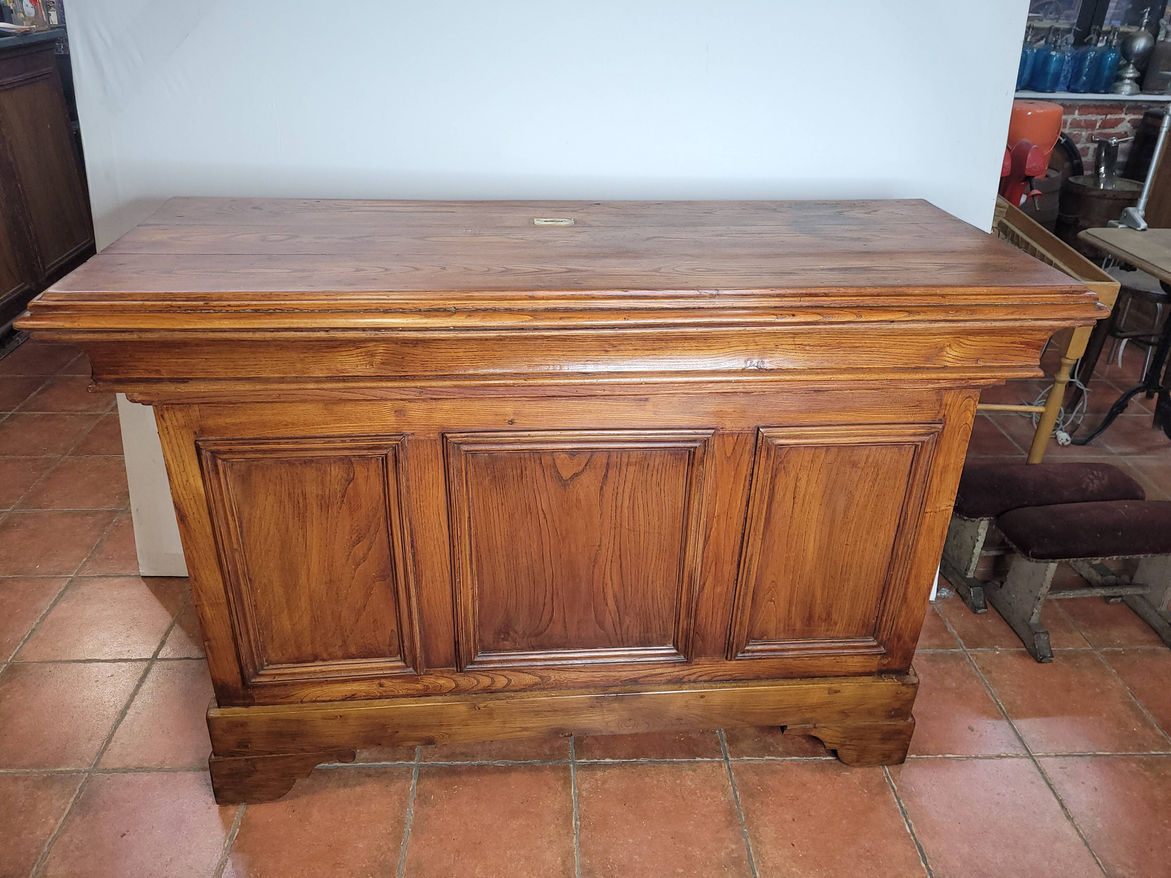 Elm bistro counter