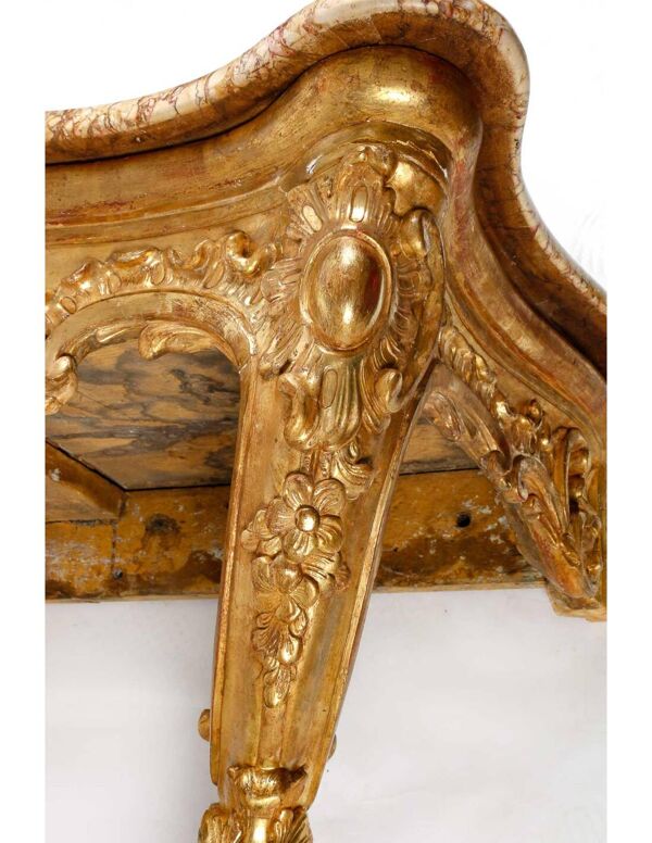 Console en bois sculpté et doré, dessus de marbre, XVIIIème siècle.