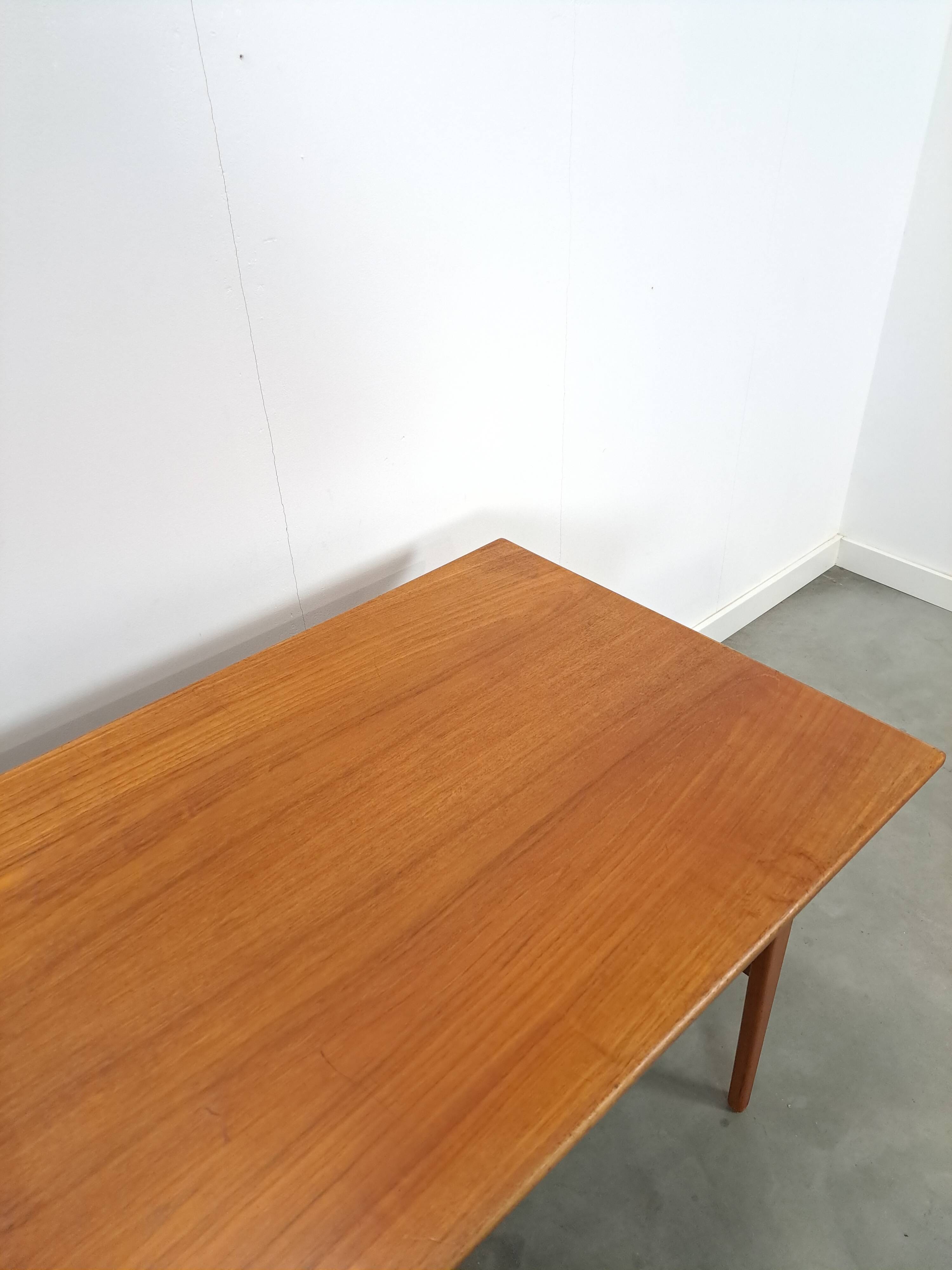 Teak vrijstaand partner bureau met schuine vormen, lades en extra werkblad