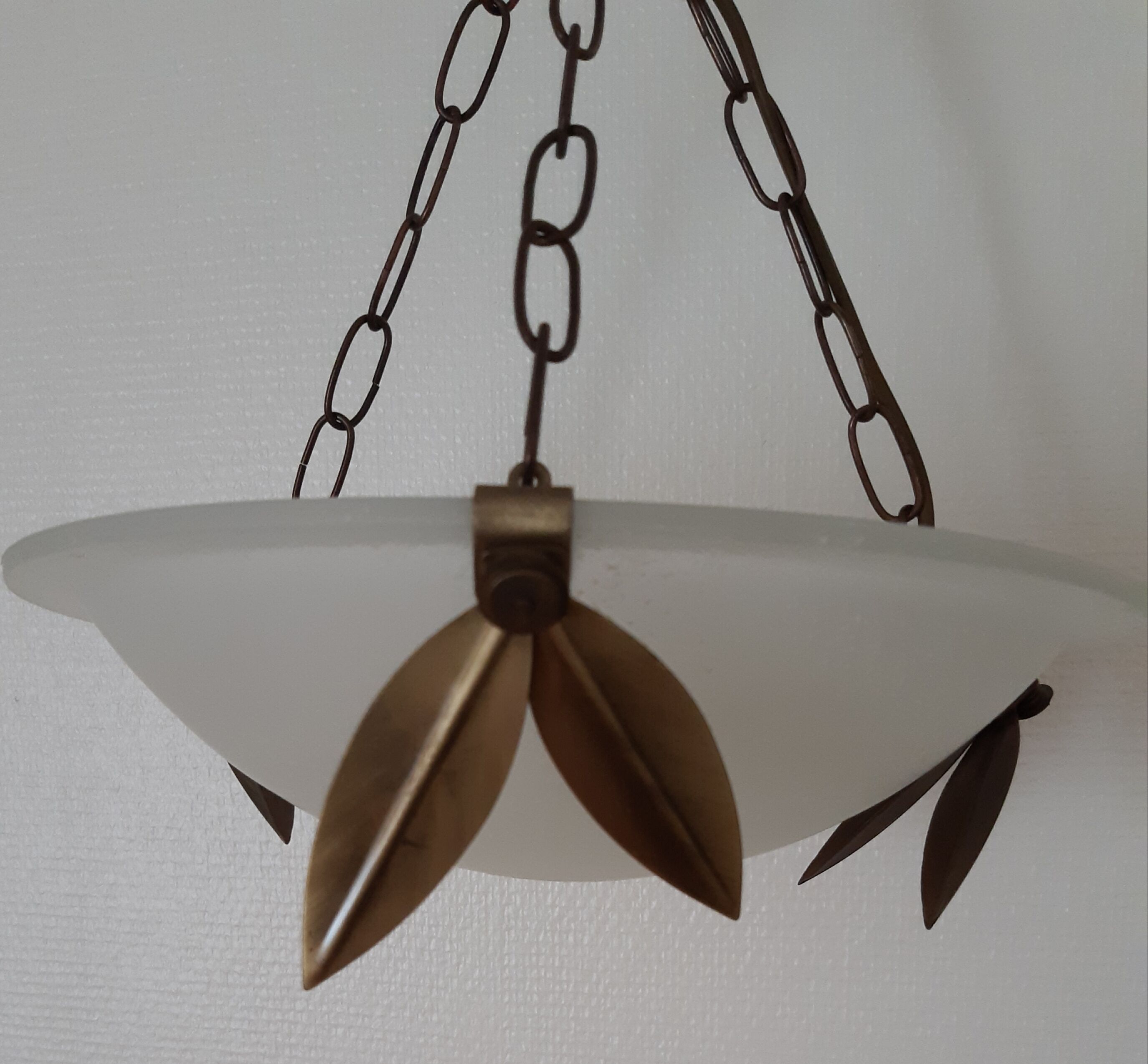 Moulded glass suspension