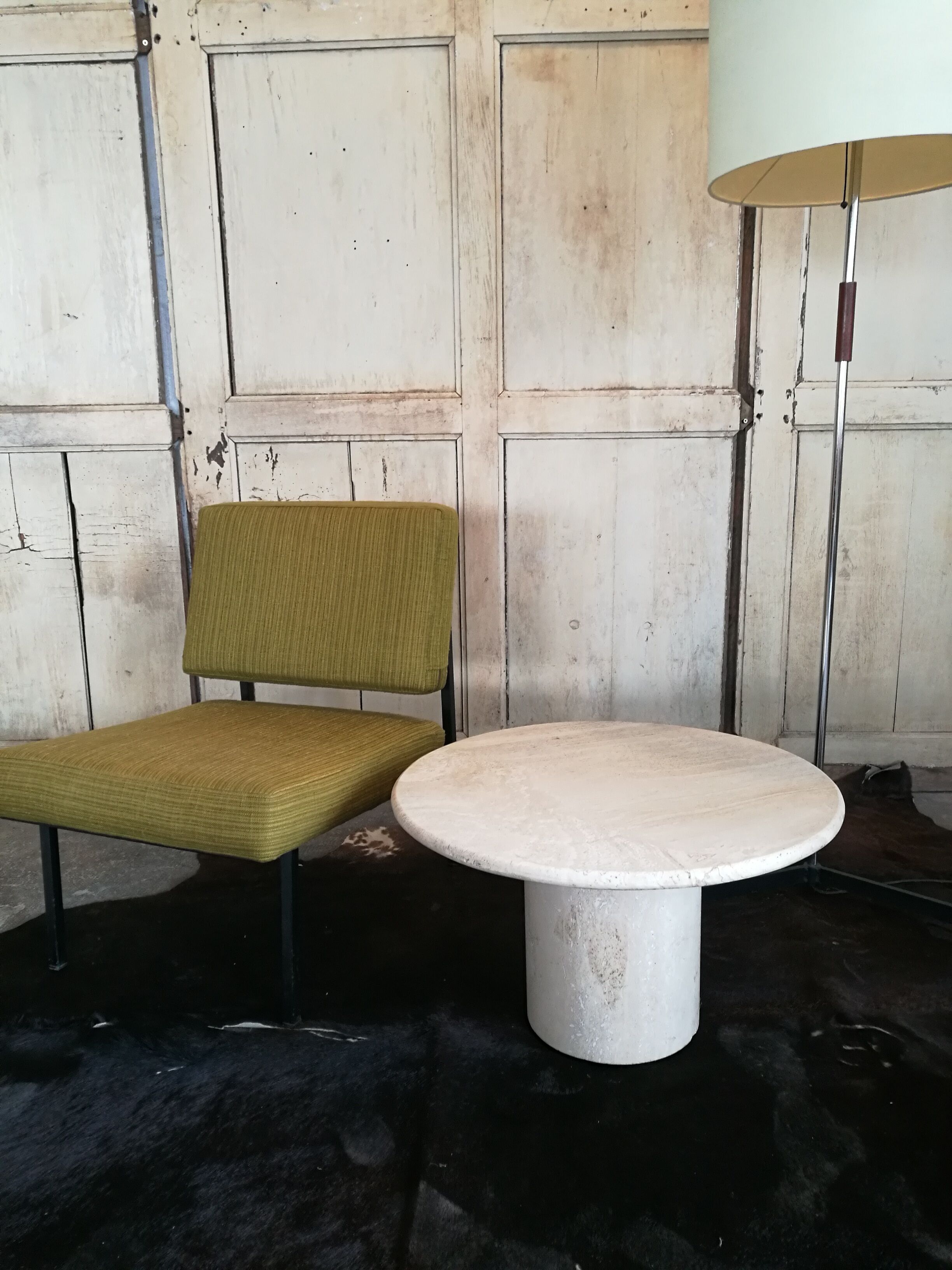 Round bass table in travertine