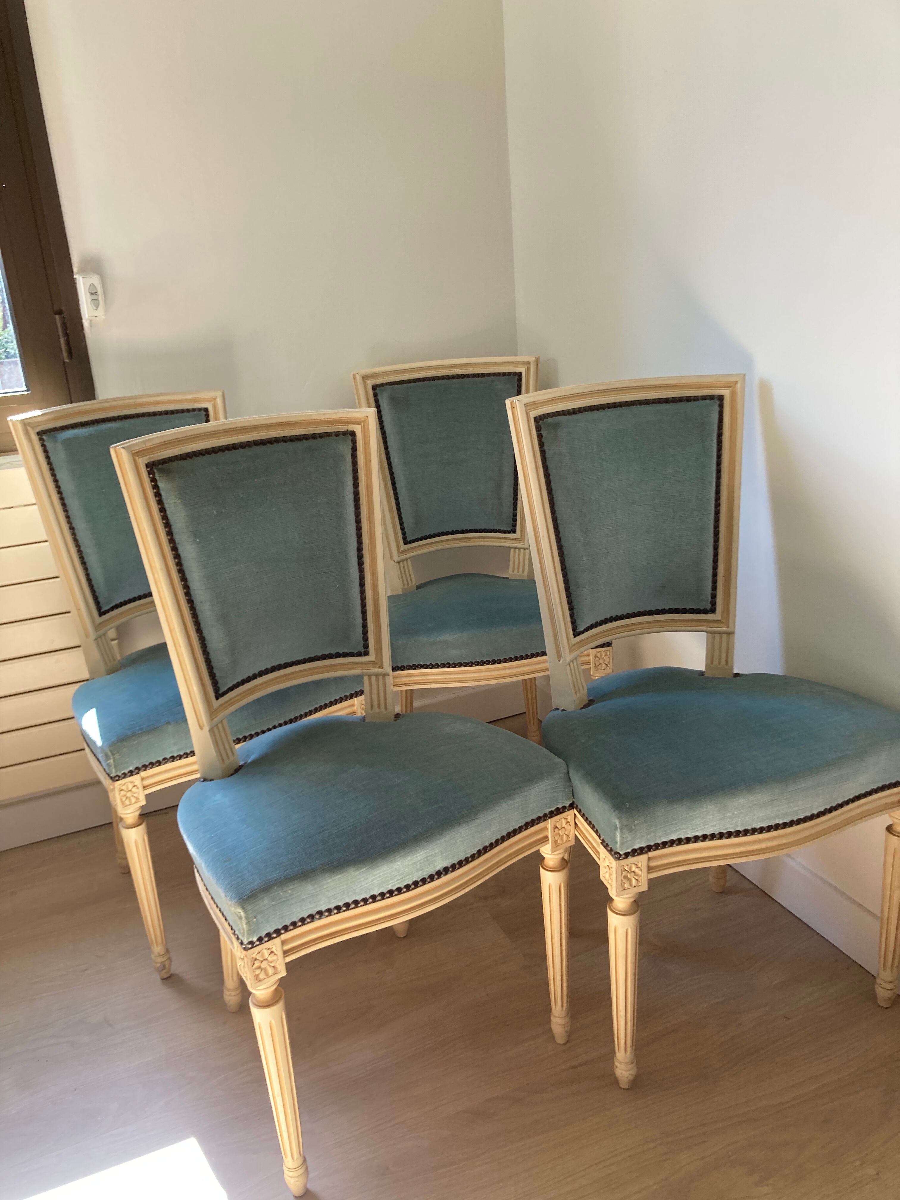 Suite of 4 velvet chairs