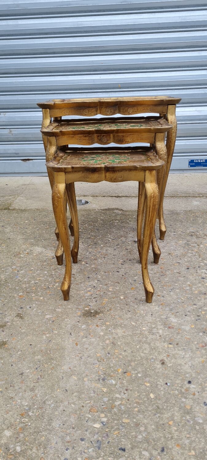 Venetian nesting table