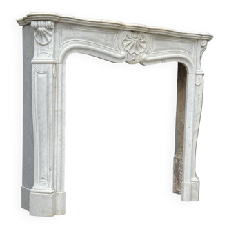 Cheminée de style Louis XV en marbre blanc de Carrare, vers 1880