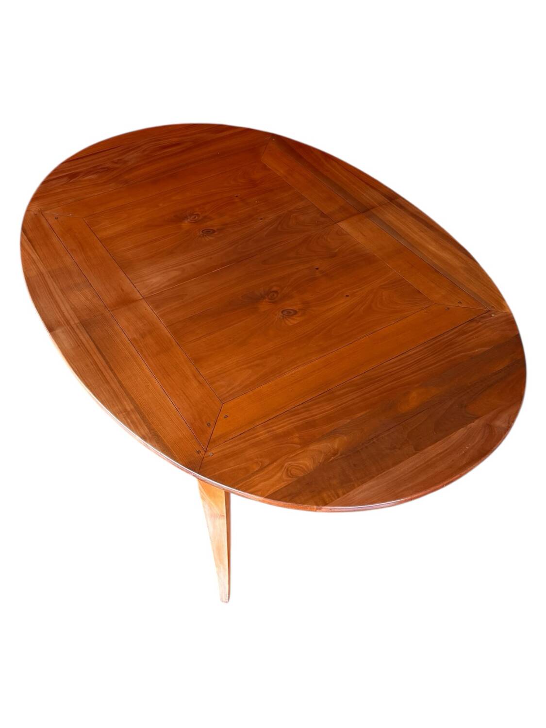 Extendable dining table